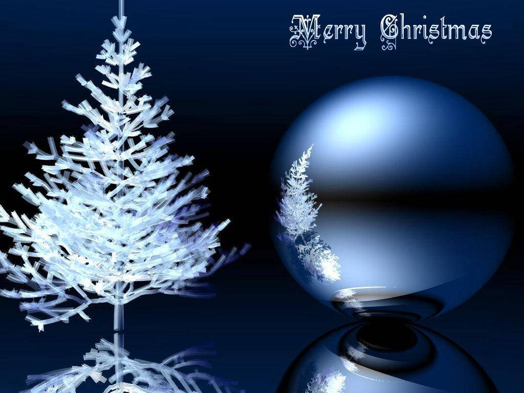 Pretty Christmas 桌布 壁紙 — 一棵發光的白色霜凍聖誕樹站在一個反光的藍色裝飾球旁邊，上面有「聖誕快樂」的文字，背景是深藍色。