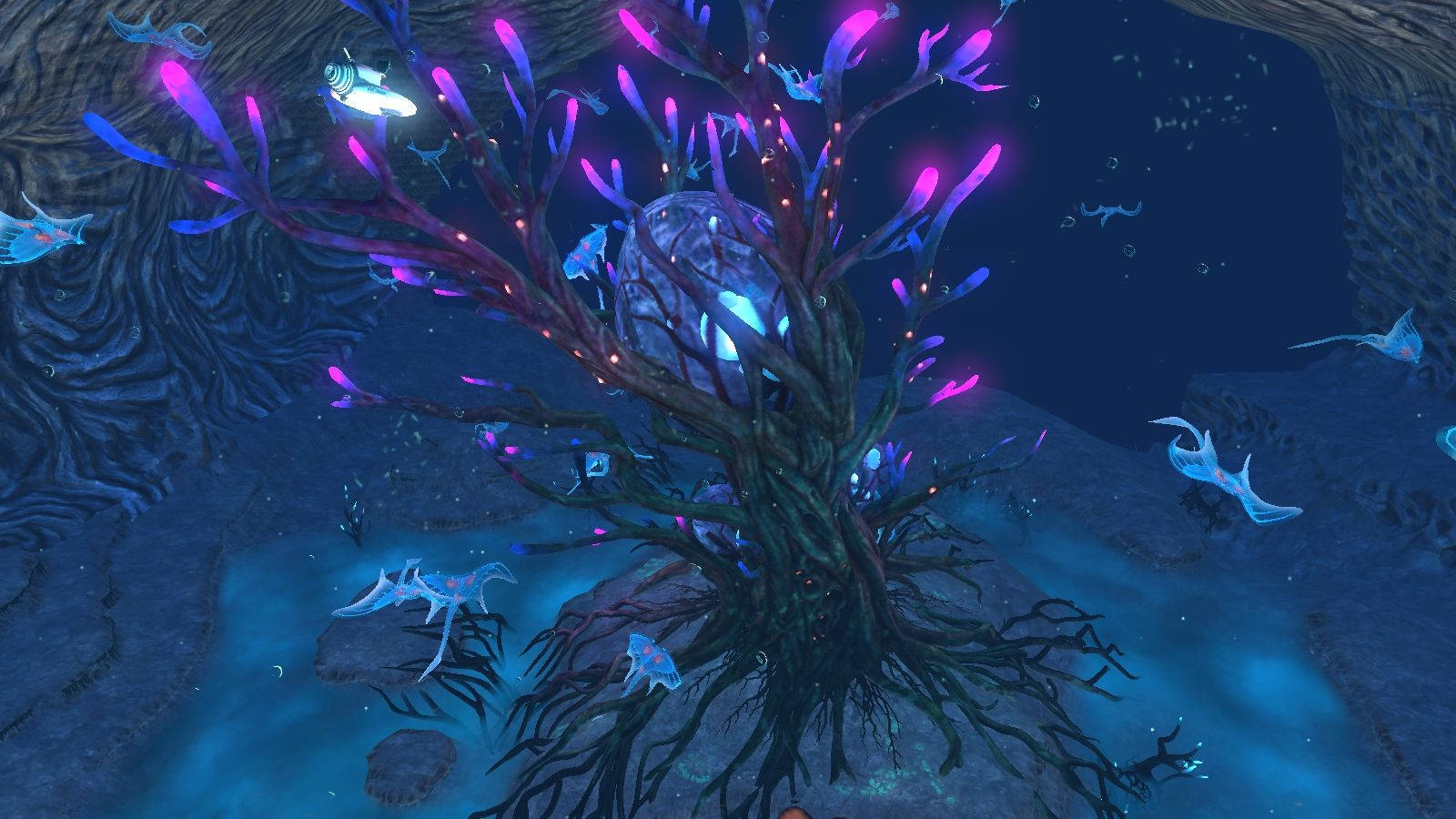 ghost leviathan 桌布 壁紙 — 一棵發光的紫色珊瑚樹，周圍有生物發光的魚在深藍色水下洞穴中游動。