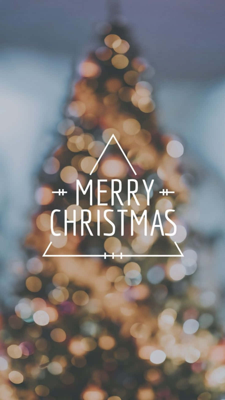 Tumblr Christmas 桌布 壁紙 — 一棵節日氣氛的散景聖誕樹，溫暖發光的燈光柔和地模糊在白色「聖誕快樂」文字疊加層後面。