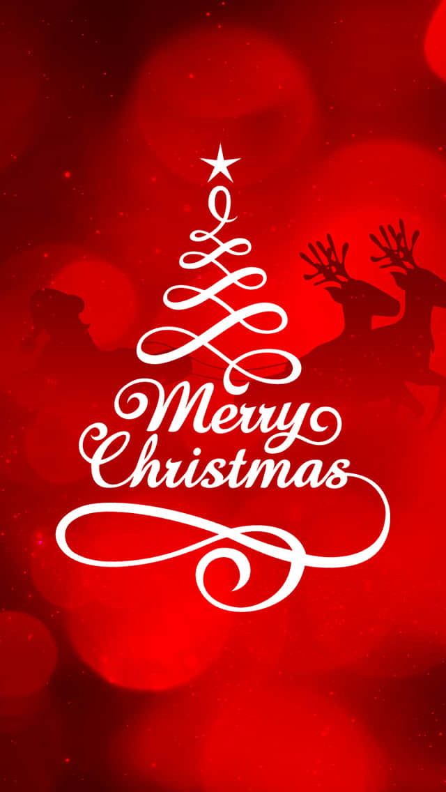 Red Christmas 桌布 壁紙 — 一棵節日白色書法聖誕樹，帶有「聖誕快樂」文字和馴鹿剪影，背景是充滿活力的紅色散景。