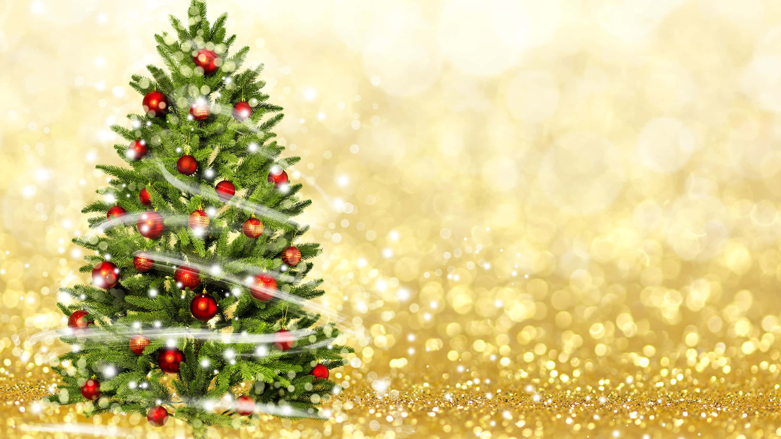 Gold Christmas 桌布 壁紙 — 一棵節日綠色聖誕樹，裝飾著紅色飾物和白色燈光，矗立在閃爍的金色散景背景前。