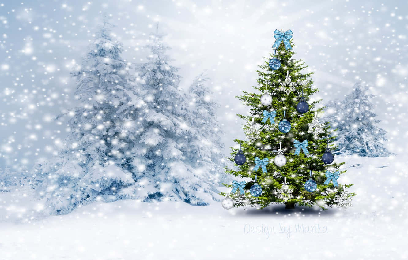 Christmas Snow 桌布 壁紙 — 一棵節日聖誕樹，裝飾著藍色蝴蝶結和飾品，矗立在飄雪中的雪地森林裡。