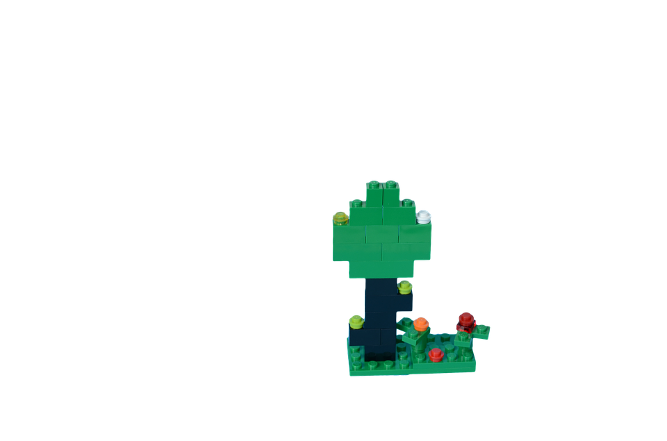 Lego Brick 桌布 壁紙 — 一棵細小的綠色LEGO樹，帶有紅色和橙色花朵，立在純黑色背景上。