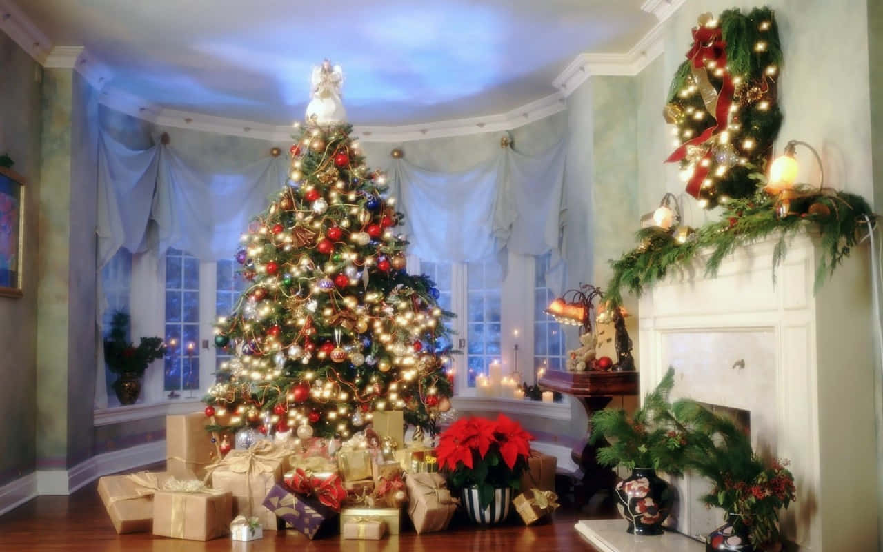 Aesthetic Christmas Tree 桌布 壁紙 — 一棵裝飾華麗的聖誕樹，掛滿閃爍的燈飾和裝飾品，矗立在舒適的客廳中，旁邊是壁爐，裝飾著綠色植物和紅色蝴蝶結。