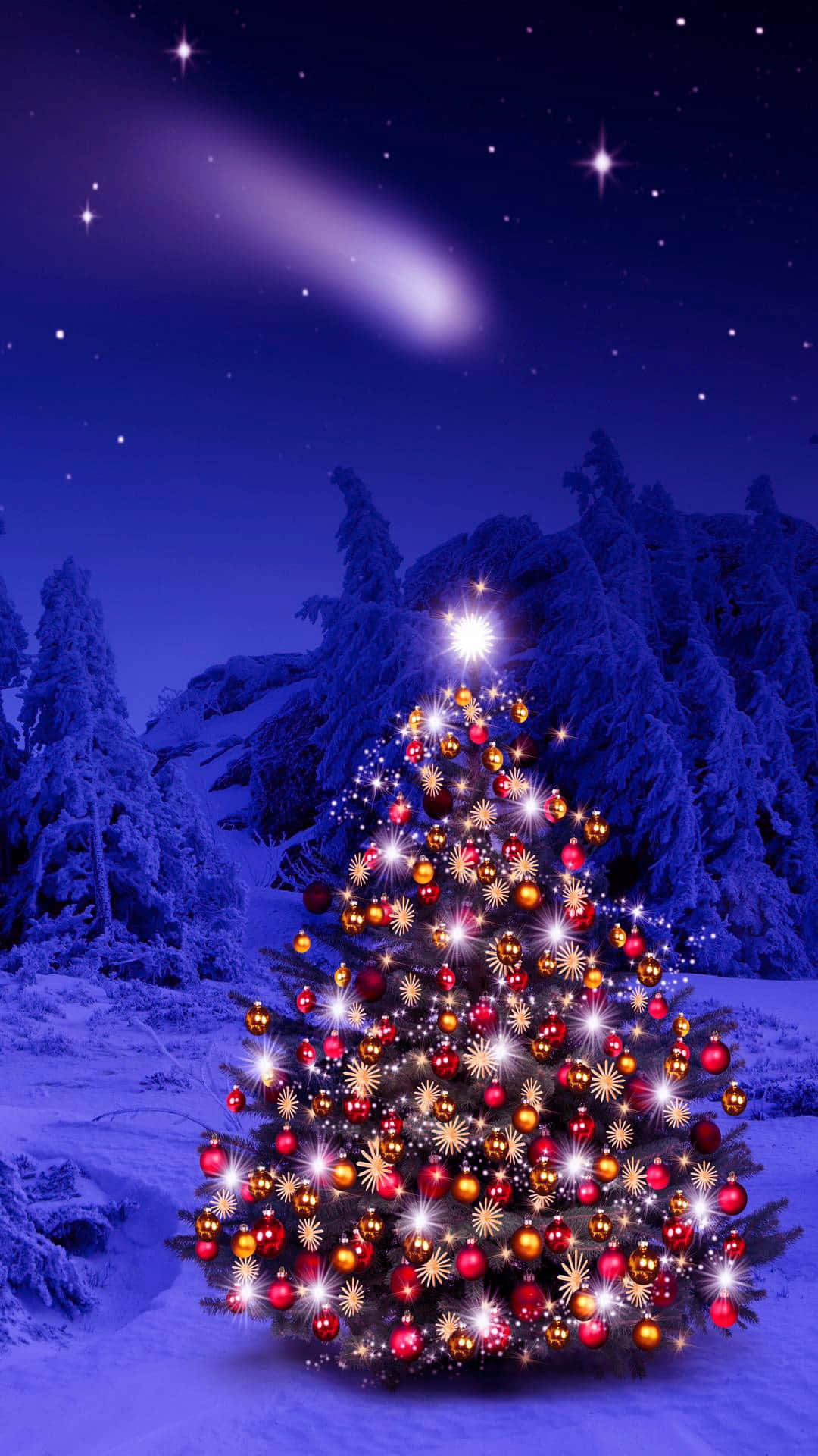 桌布 壁紙 — 一棵裝飾華麗的聖誕樹在星空下閃耀，彗星劃過雪林上空。