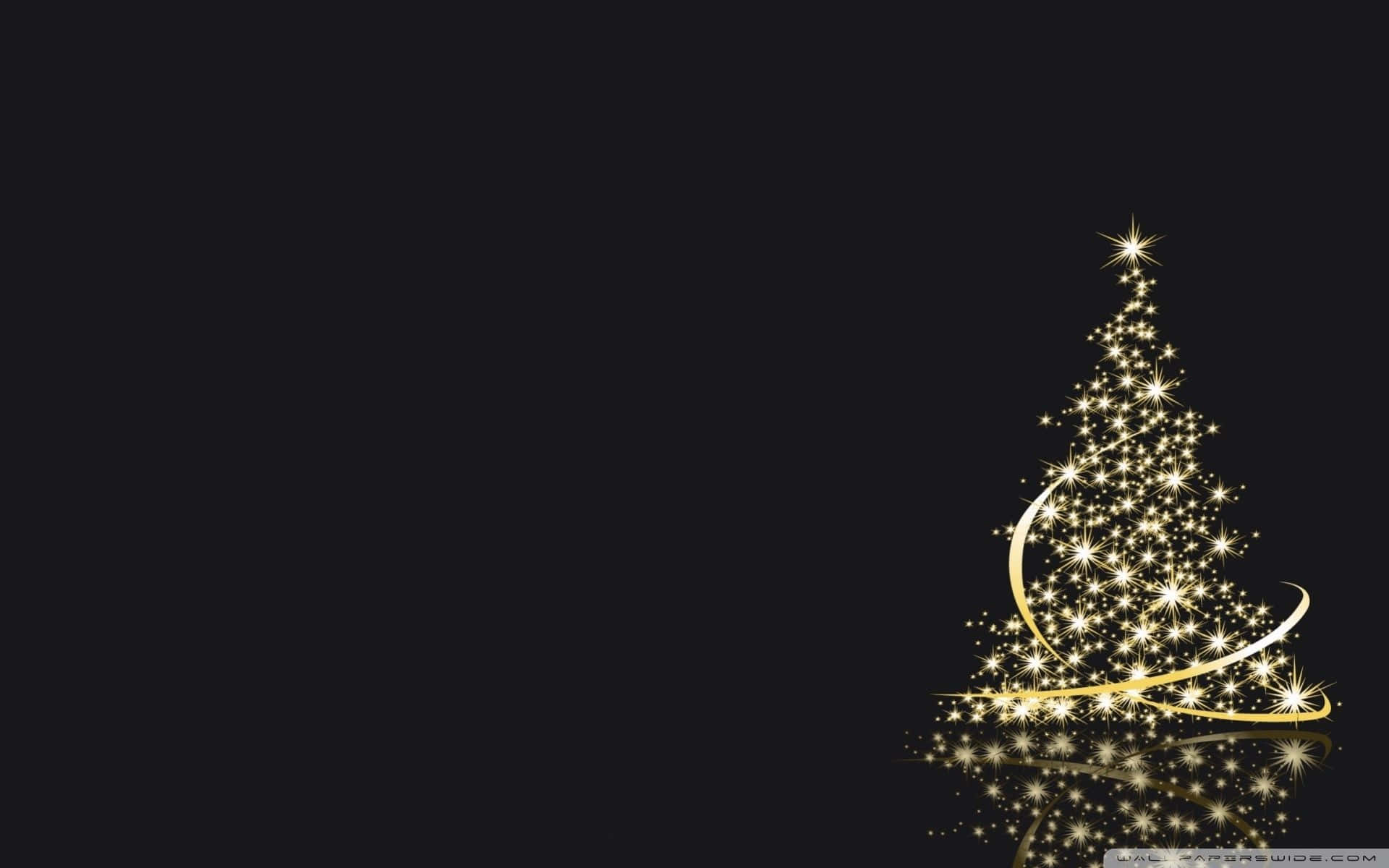 Aesthetic Christmas Laptop 桌布 壁紙 — 一棵閃爍的金色聖誕樹，裝飾著星星和絲帶，在帶有反射底座的深色背景上閃耀。