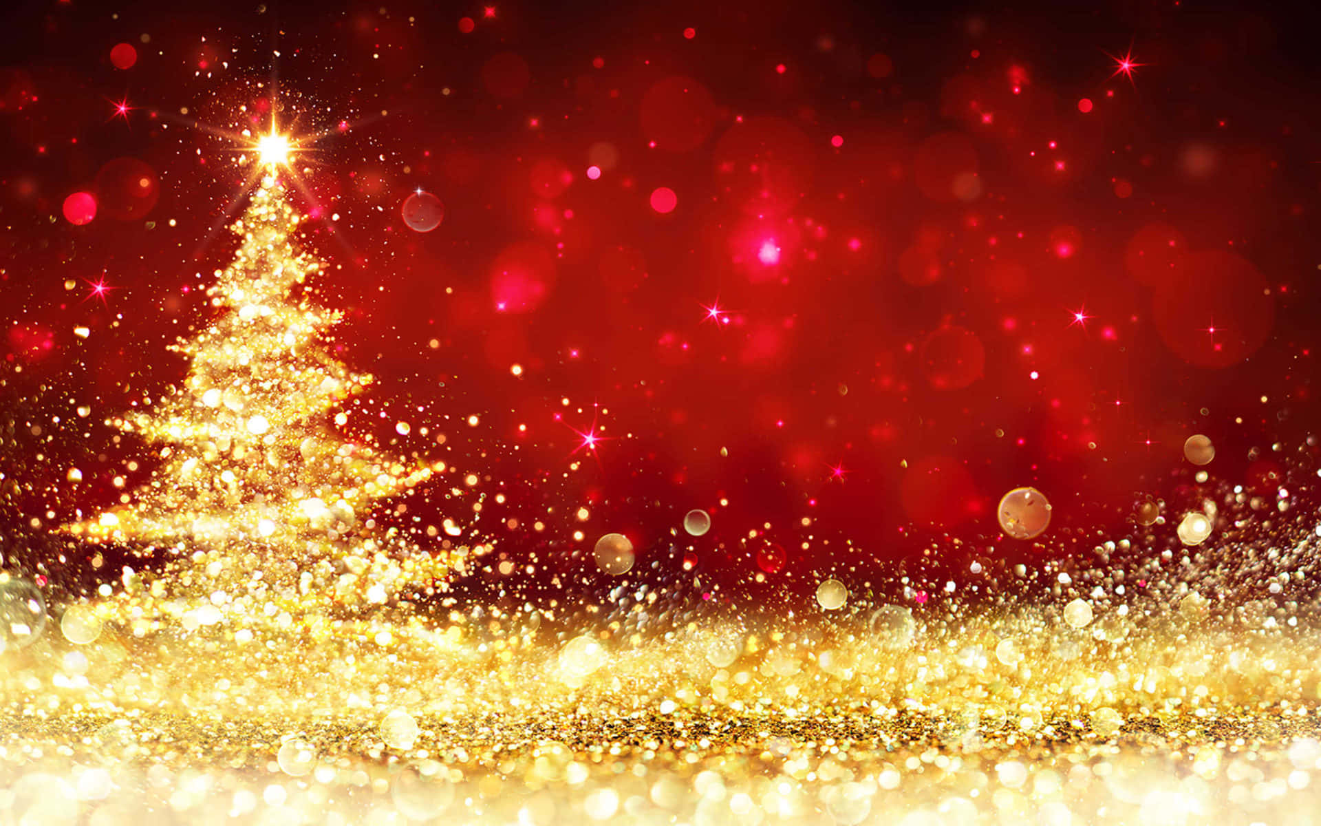 Microsoft Teams Christmas 桌布 壁紙 — 一棵閃耀的金色聖誕樹在深紅色散景背景上閃爍，伴隨著閃爍的粒子和星爆。