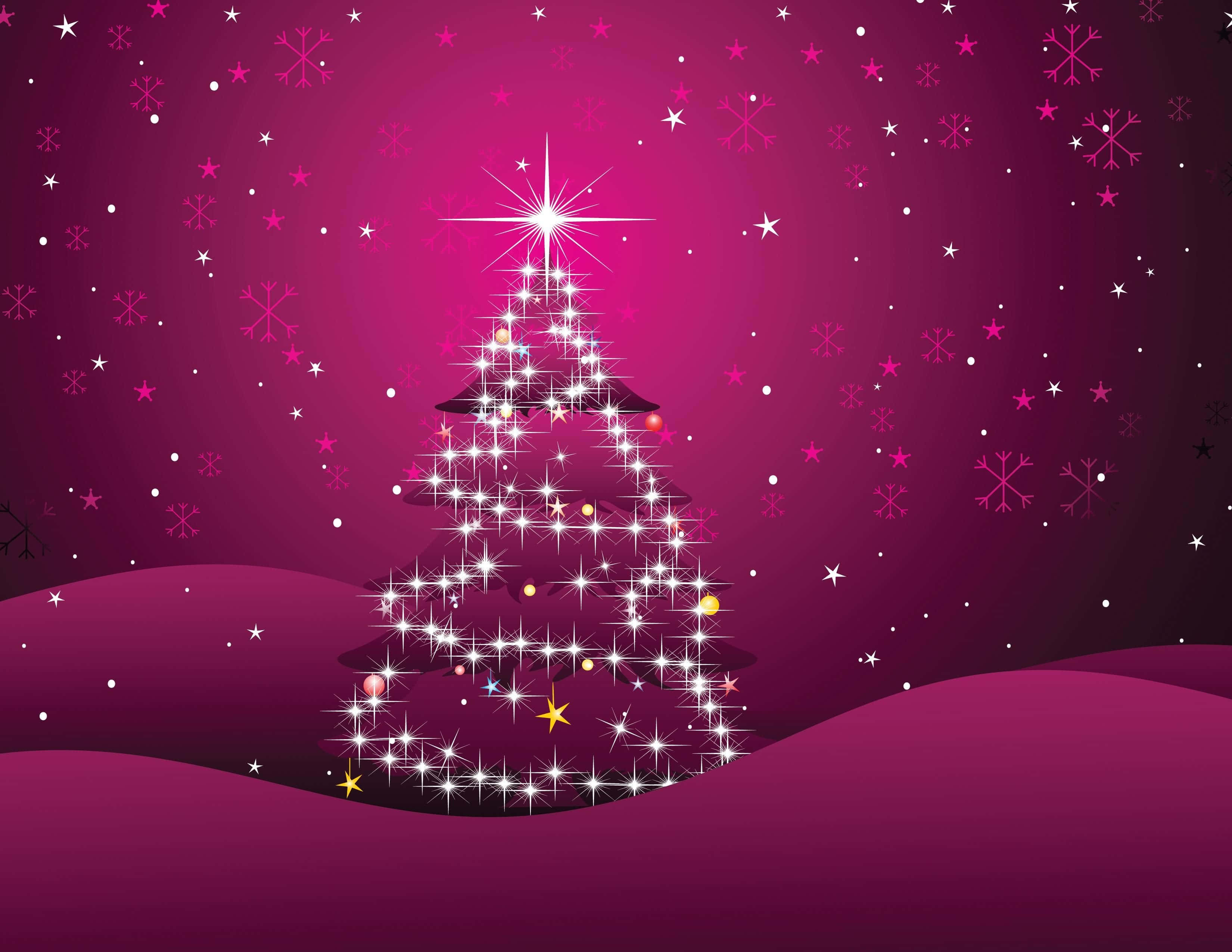 Pink Christmas Tree 桌布 壁紙 — 一棵閃閃發光的聖誕樹，裝飾著明亮的燈光和飾品，矗立在滿是飄落雪花和星星的洋紅色天空下。