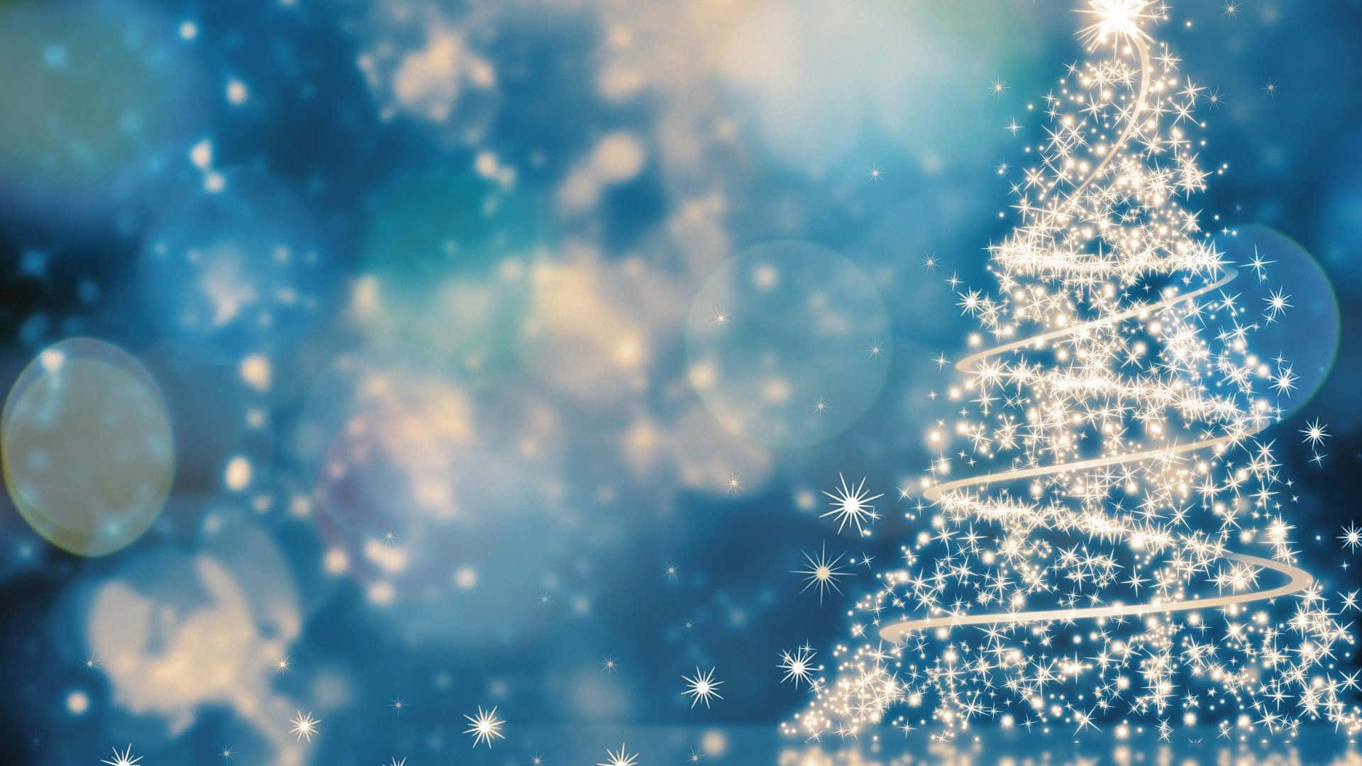 聖誕節 桌布 壁紙 — 一棵閃閃發光的聖誕樹，裝飾著明亮的燈光和星星，在夢幻的藍色散景背景中閃耀。