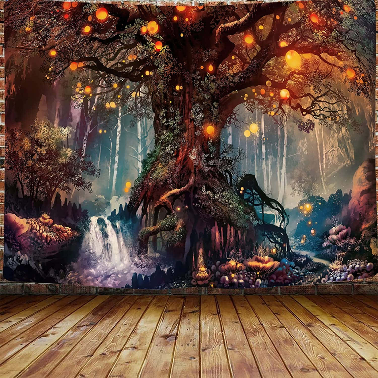 magical 桌布 壁紙 — 一棵雄偉的古樹，樹枝上掛著發光的橙色球體，矗立在神秘森林中的瀑布旁。