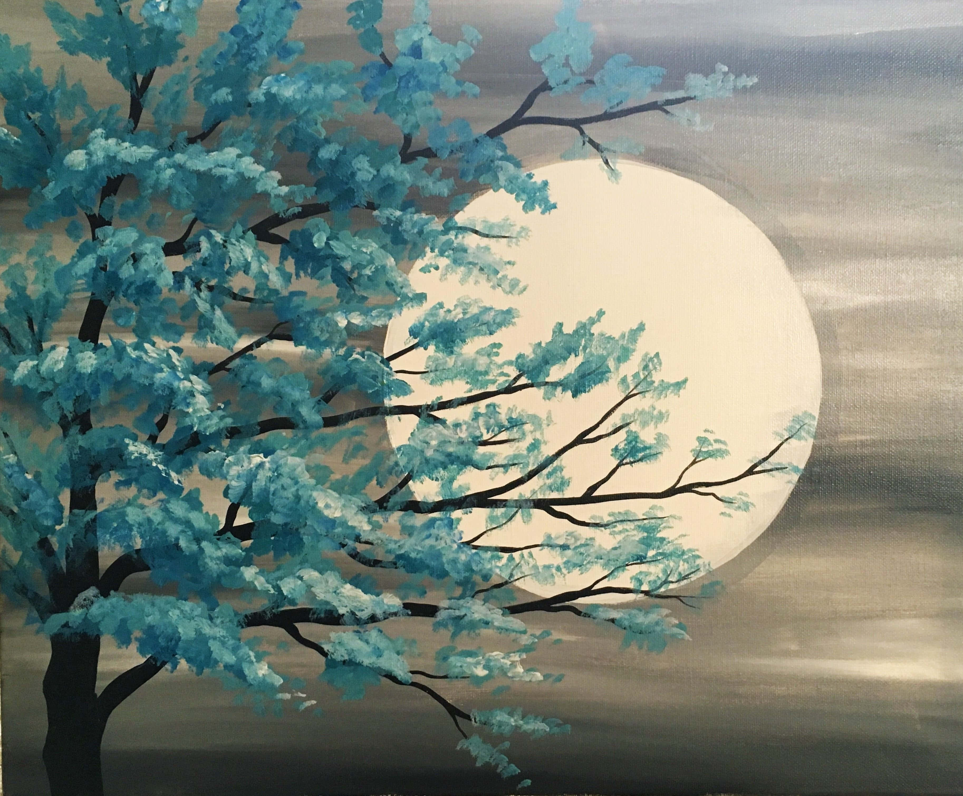 Painting 桌布 壁紙 — 一棵風格化的樹，帶有充滿活力的藍色葉子，在柔和的灰色天空中框住一輪蒼白的大月亮。