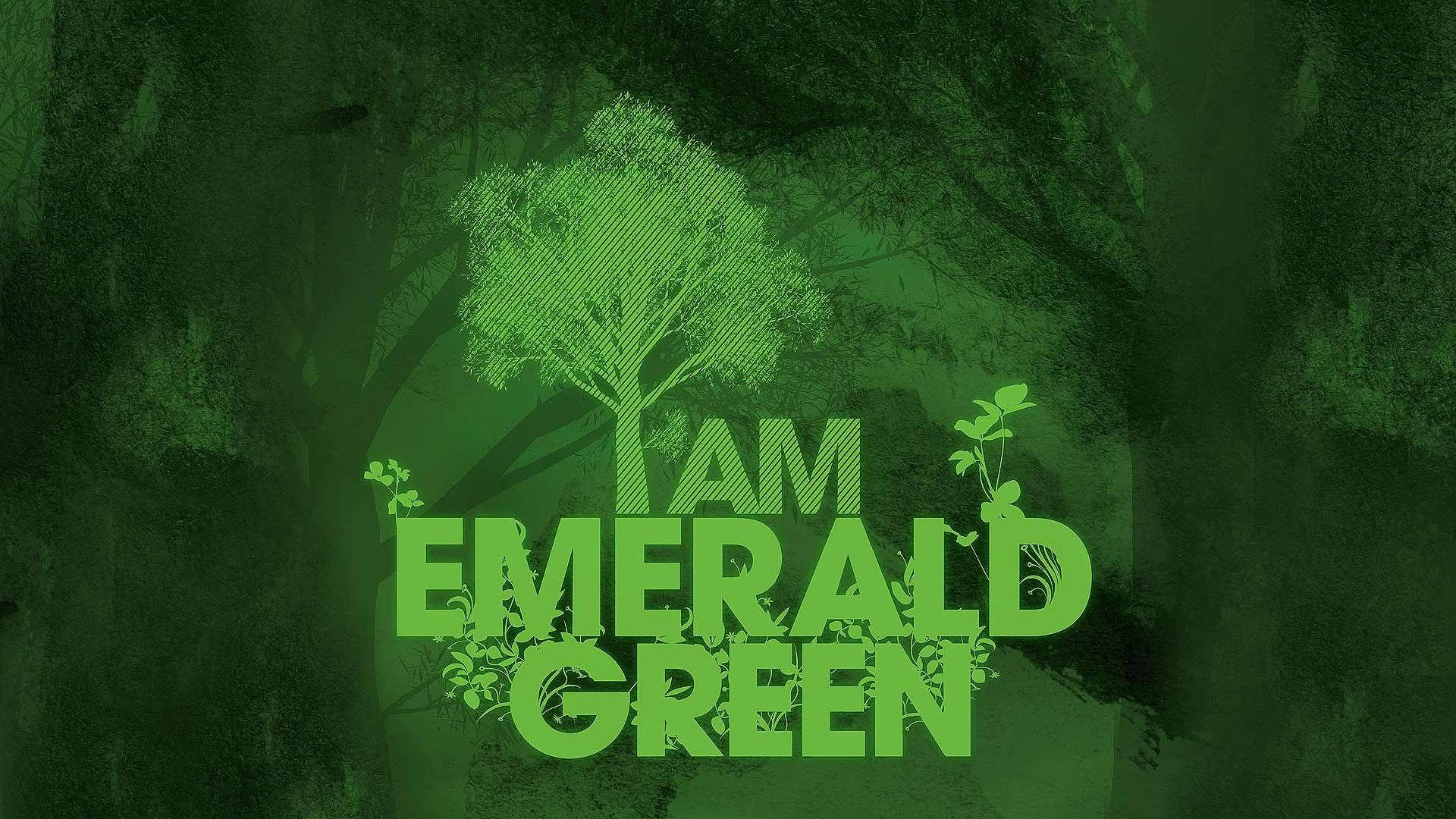 愛爾蘭 桌布 壁紙 — 一棵風格化的樹，帶有文字「I AM EMERALD GREEN」，在黑暗的森林背景下發出鮮豔的綠色光芒。