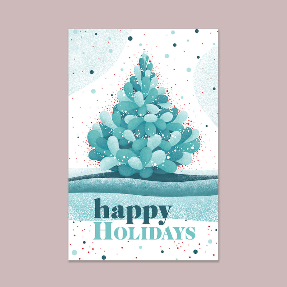 Christmas Card 桌布 壁紙 — 一棵風格化的青綠色聖誕樹，帶有紅色和藍色斑點，立在雪地上，閃爍的天空下寫著「happy holidays」文字。
