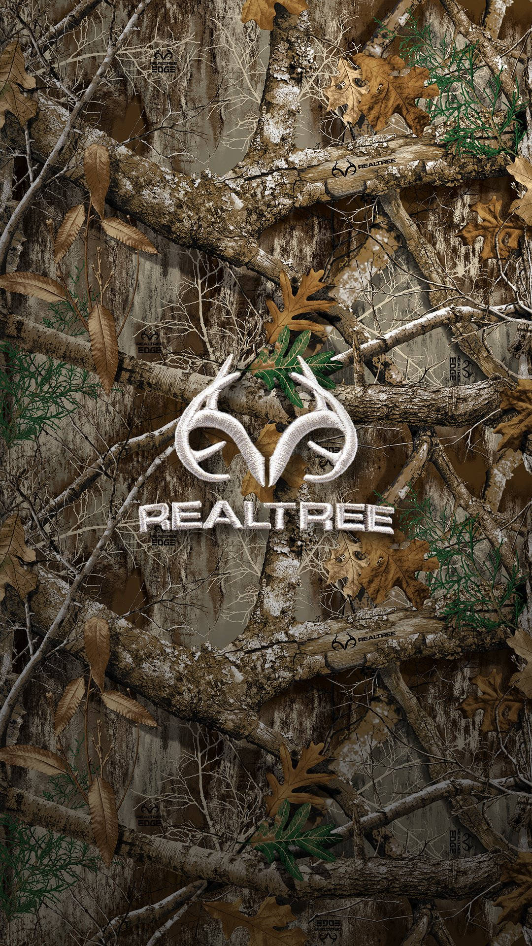 Leaf 桌布 壁紙 — 一款 Realtree 迷彩圖案壁紙，具有詳細的樹枝、樹葉和樹皮，品牌標誌居中。