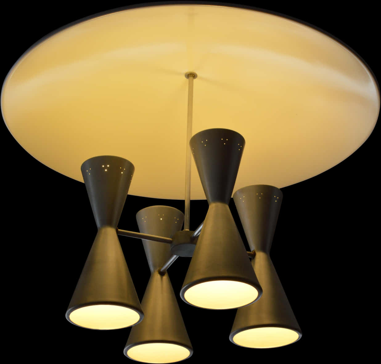 Chandelier 桌布 壁紙 — 一款中世紀現代吊燈，五個圓錐形燈泡在黑色背景下溫暖發光。