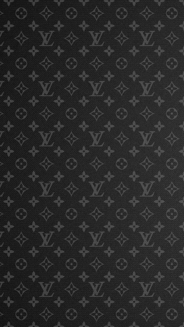 Louis Vuitton Pattern 桌布 壁紙 — 一款單色壁紙，在帶有紋理的深灰色背景上重複出現路易威登字母組合圖案。