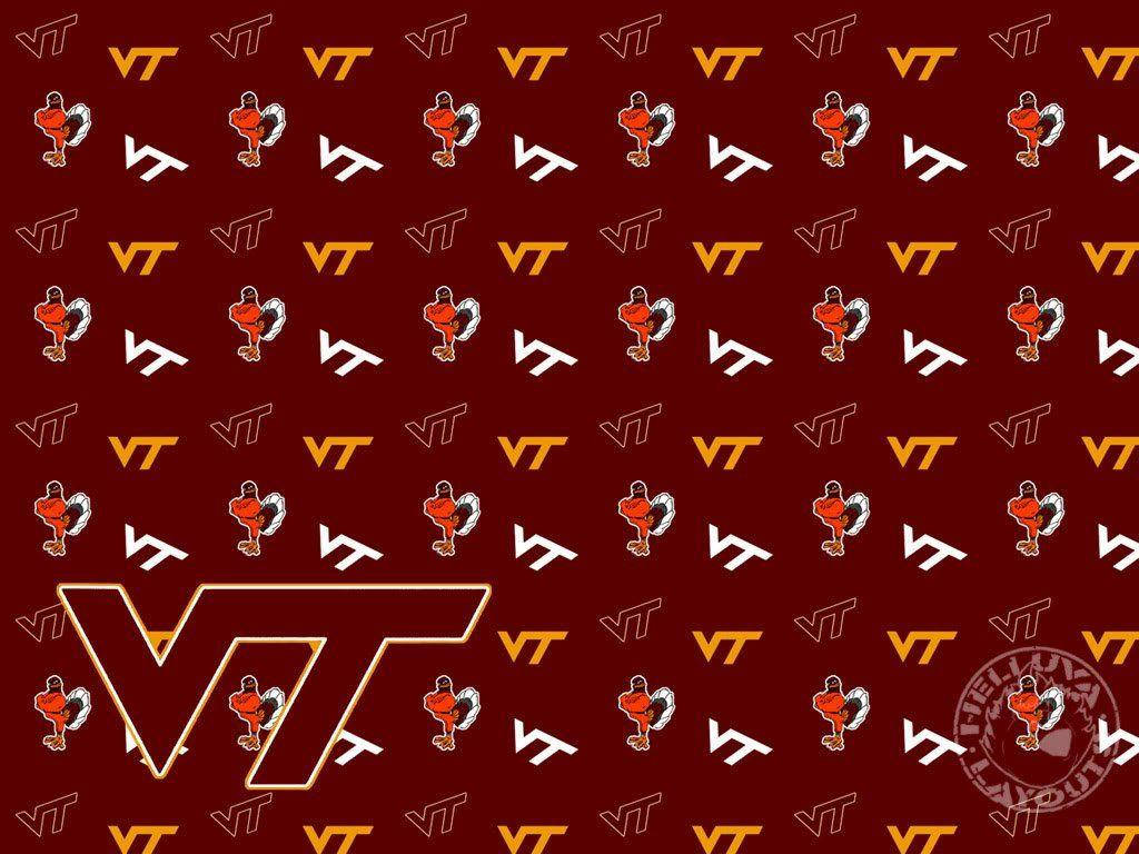 Virginia Tech 桌布 壁紙 — 一款大膽的栗色壁紙，重複出現維吉尼亞理工大學霍奇斯隊標誌和吉祥物圖案，中央有一個大型VT徽章。