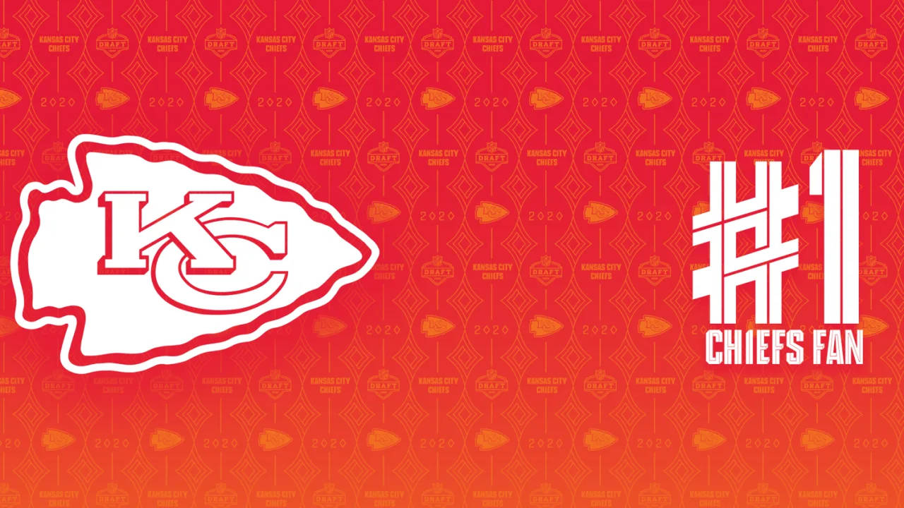 Kansas City Chiefs Logo 桌布 壁紙 — 一款大膽的紅色壁紙，上面有堪薩斯城酋長隊標誌和「#1 Chiefs Fan」文字，背景是重複的球隊徽章和年份圖案。