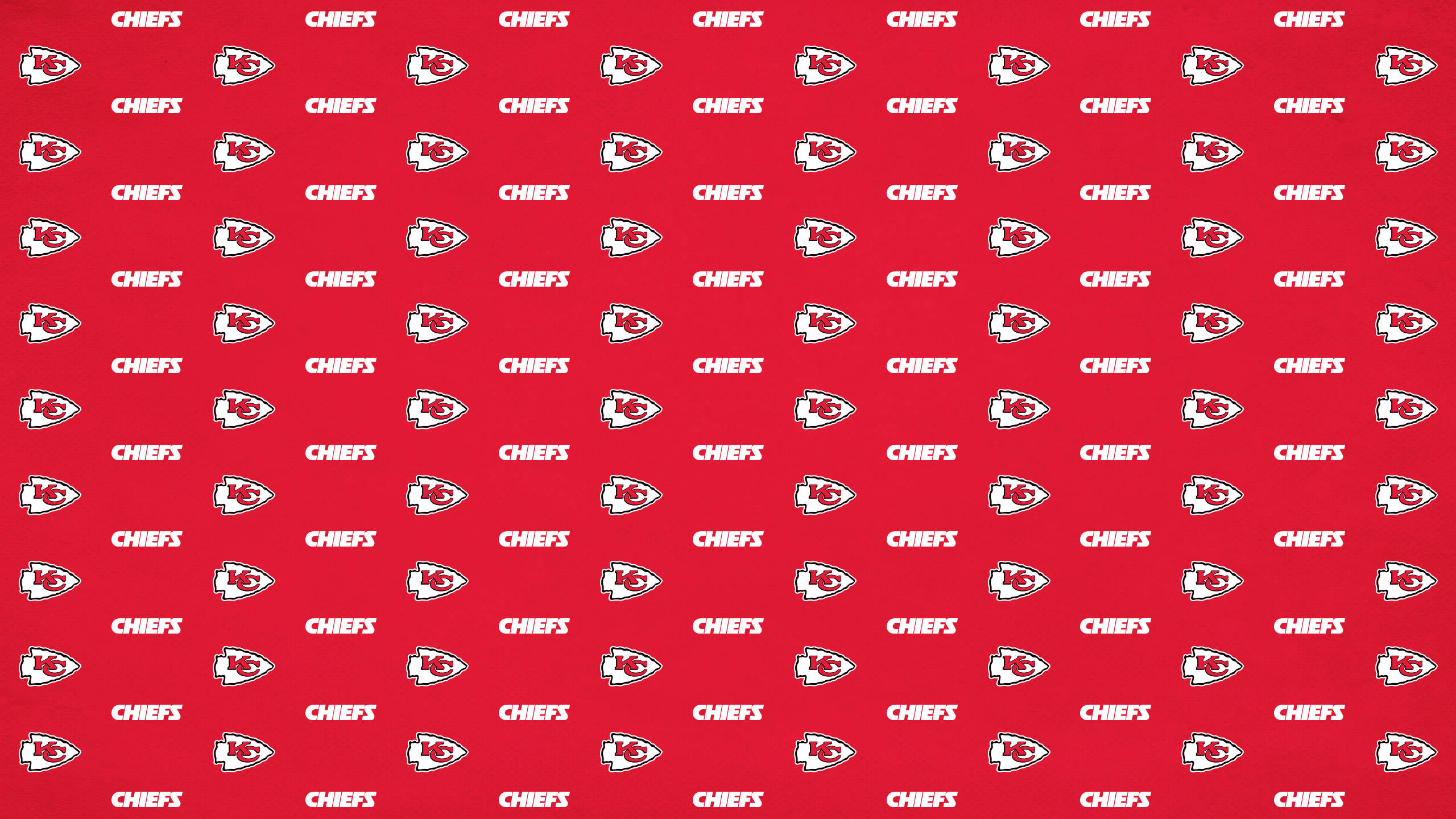 Kansas City Chiefs Logo 桌布 壁紙 — 一款大膽的紅色壁紙，帶有重複的白色堪薩斯城酋長隊標誌和文字圖案。