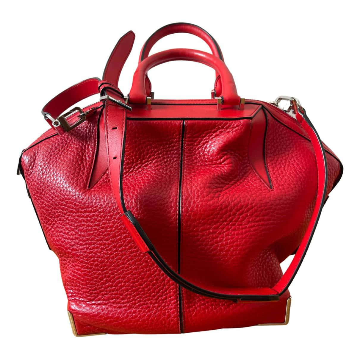 Red Handbag 桌布 壁紙 — 一款大膽的紅色紋理皮革手提包，帶有黑色縫線和金色五金件，背景為白色。