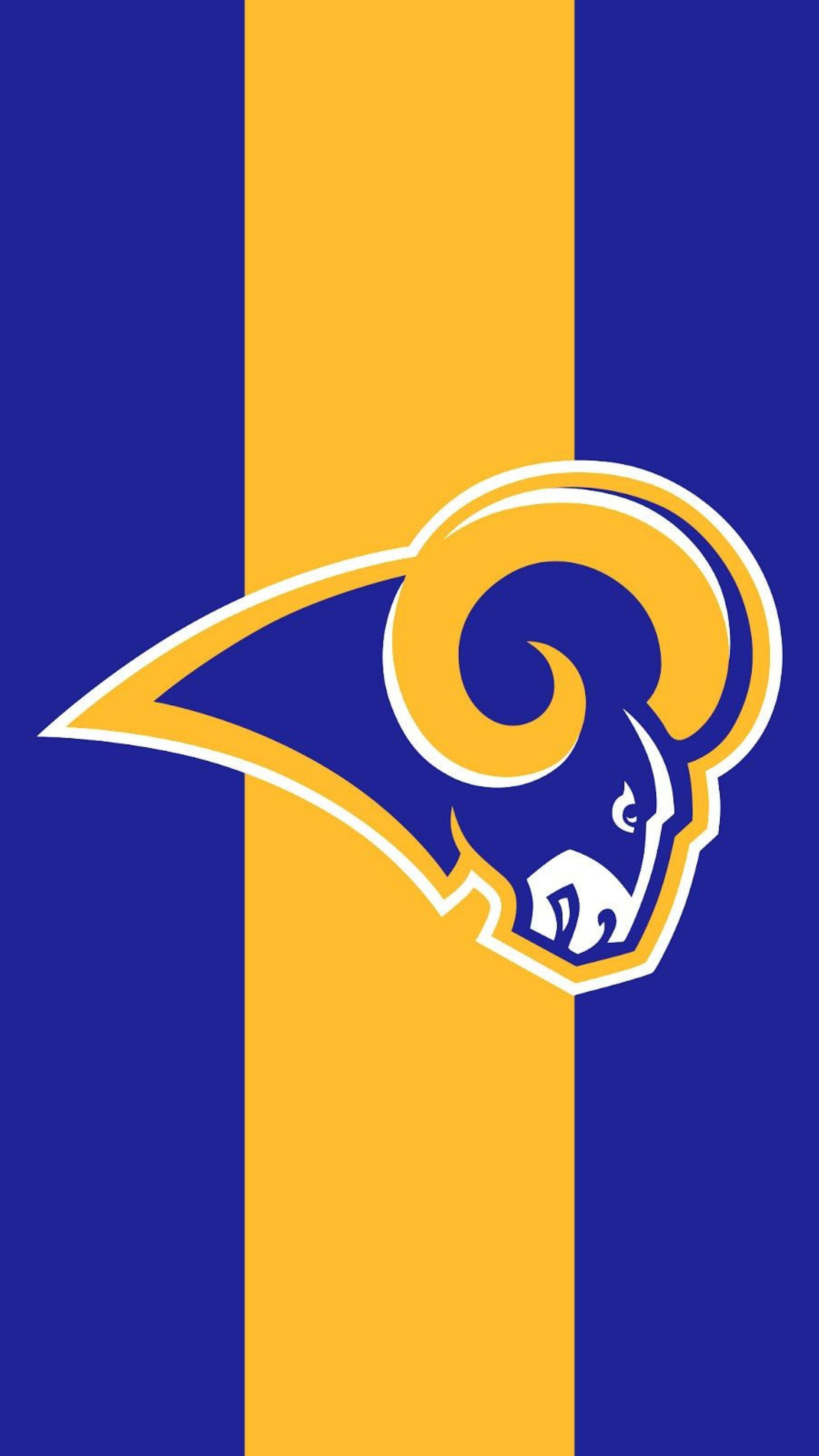 Rams 桌布 壁紙 — 一款大膽的藍色和金色壁紙，以洛杉磯公羊隊標誌性的公羊頭標誌為中心，置於垂直條紋上。