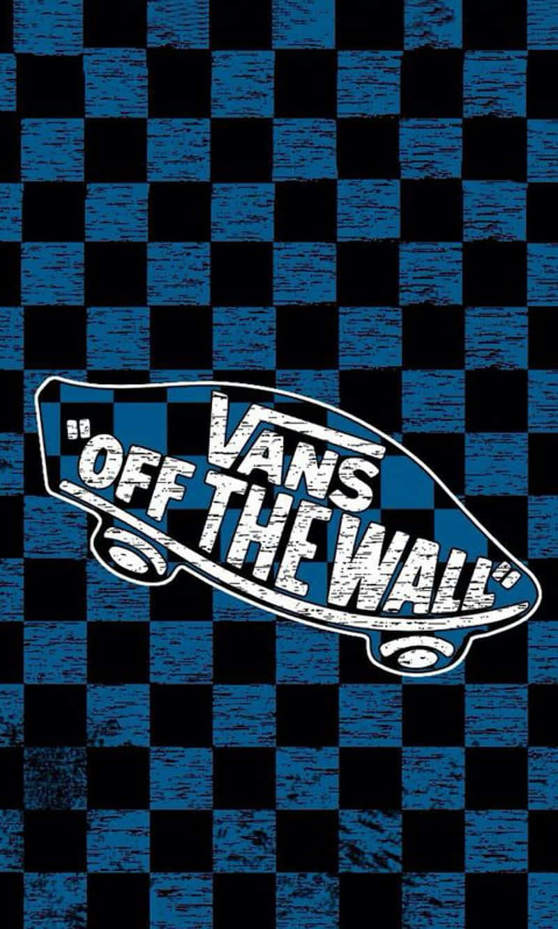 桌布 壁紙 — 一款大膽的藍黑格紋壁紙，帶有磨損效果的白色Vans Off The Wall滑板形標誌。