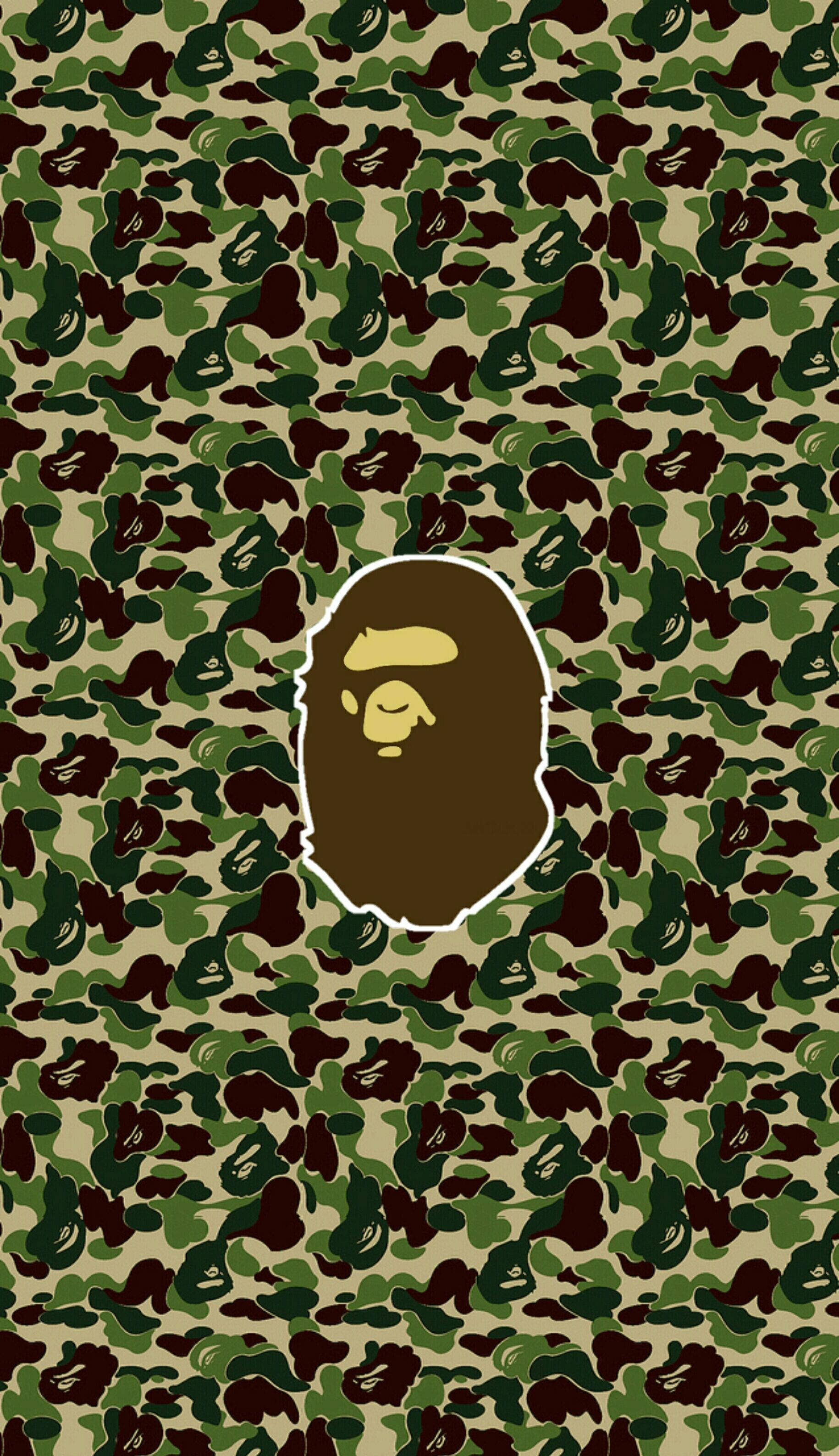 BAPE 標誌 桌布 壁紙 — 一款大膽的迷彩圖案壁紙，中央有一個棕色猿頭標誌，黃色臉孔和白色輪廓。