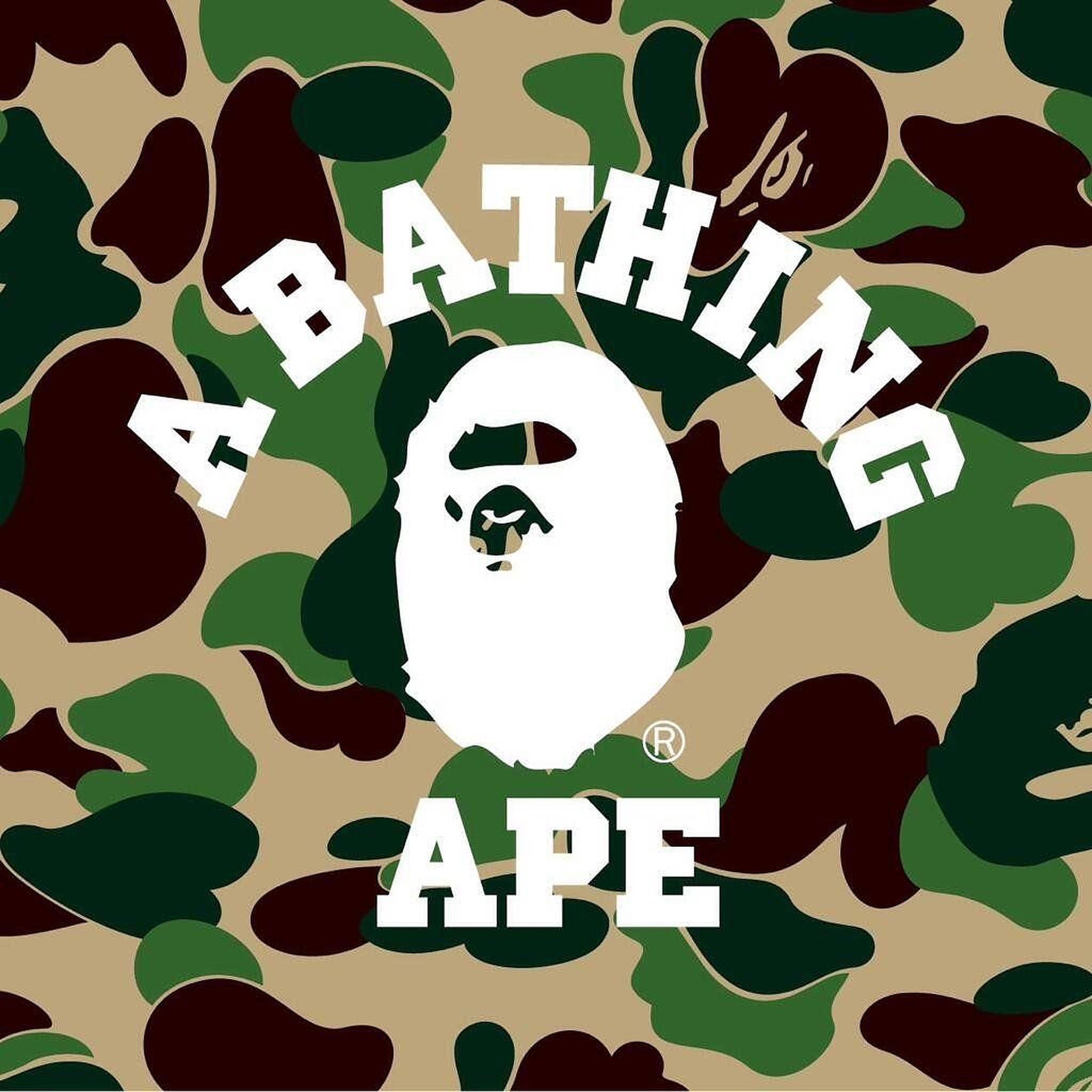 BAPE 標誌 桌布 壁紙 — 一款大膽的迷彩壁紙，印有標誌性的白色A BATHING APE標誌和猿頭圖案。