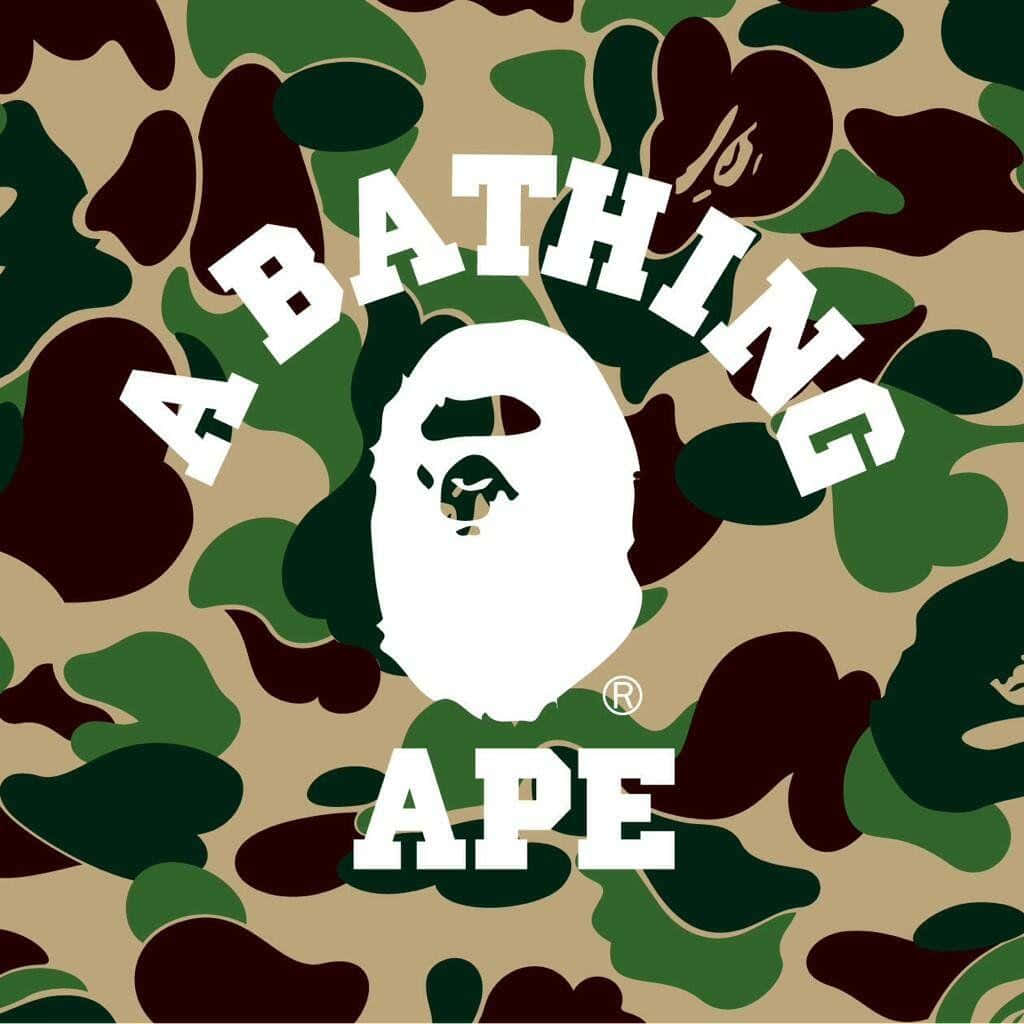 Bape 動態 桌布 壁紙 — 一款大膽的迷彩壁紙，在綠色、棕色和米色圖案背景上帶有白色A BATHING APE標誌和猿頭標誌。
