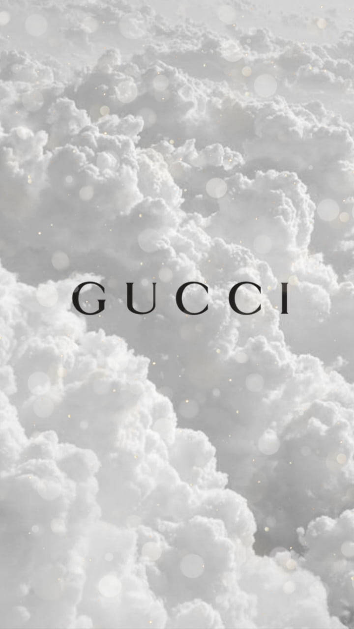 Gucci iPhone 桌布 壁紙 — 一款奢華壁紙，Gucci 標誌置中於柔軟蓬鬆的雲朵中，並帶有散景光效。