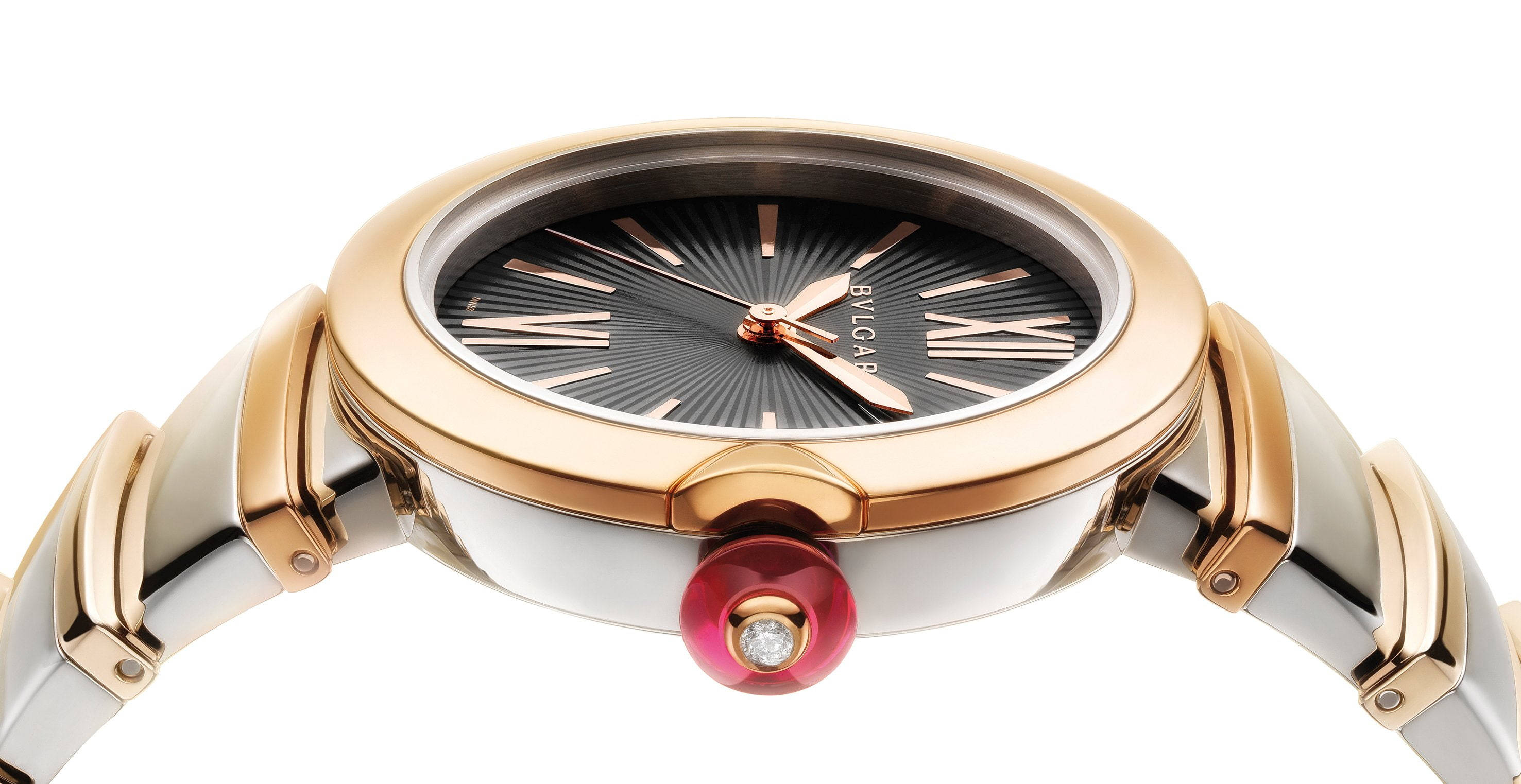 Bvlgari 桌布 壁紙 — 一款奢華的寶格麗手錶，配備玫瑰金和銀色手鍊，鑲嵌一顆紅寶石蛋面切割寶石，並飾有一顆鑽石。