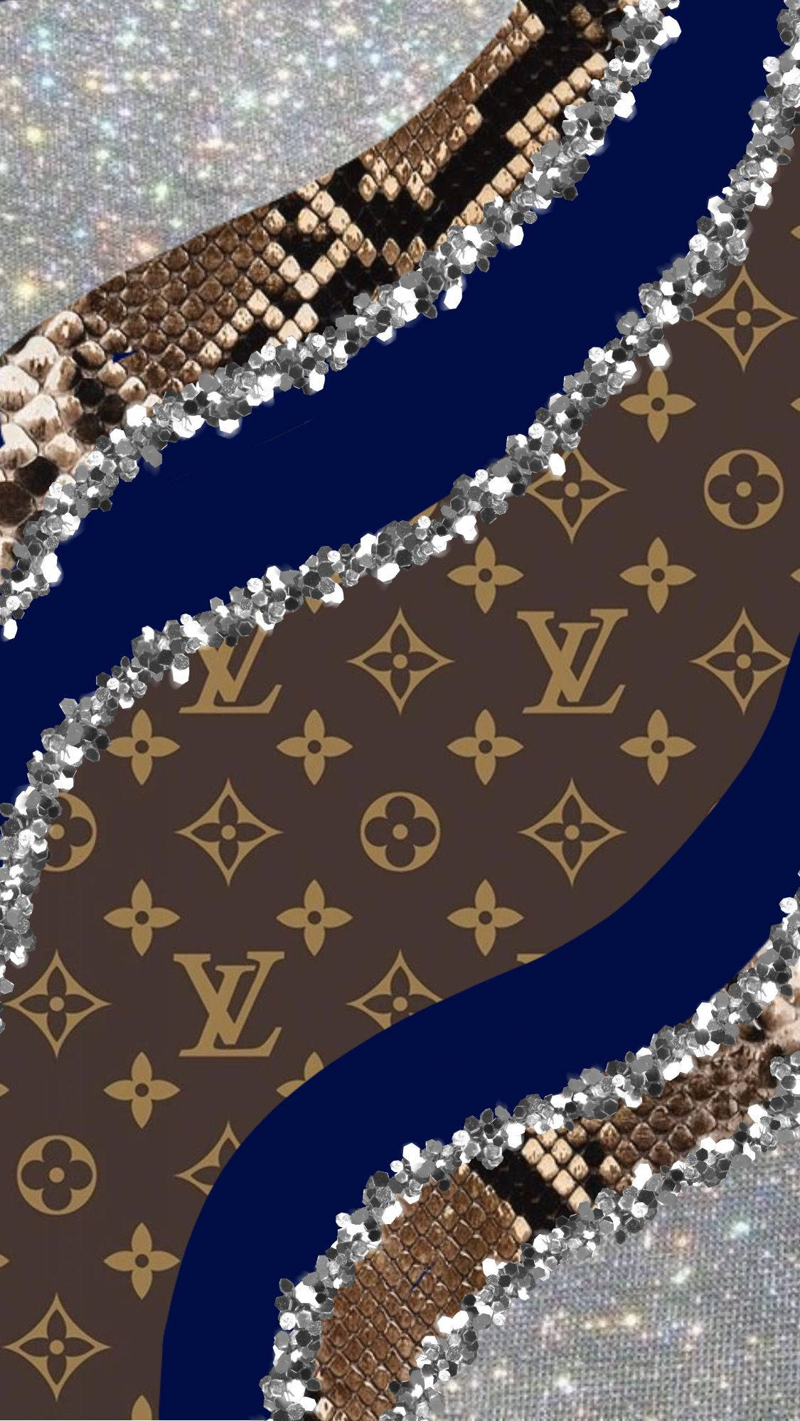Louis Vuitton Aesthetic 桌布 壁紙 — 一款奢華的抽象壁紙，以深藍色背景為襯，呈現路易威登棕色字母組合、閃爍銀色及蛇皮紋理的漩渦圖案。