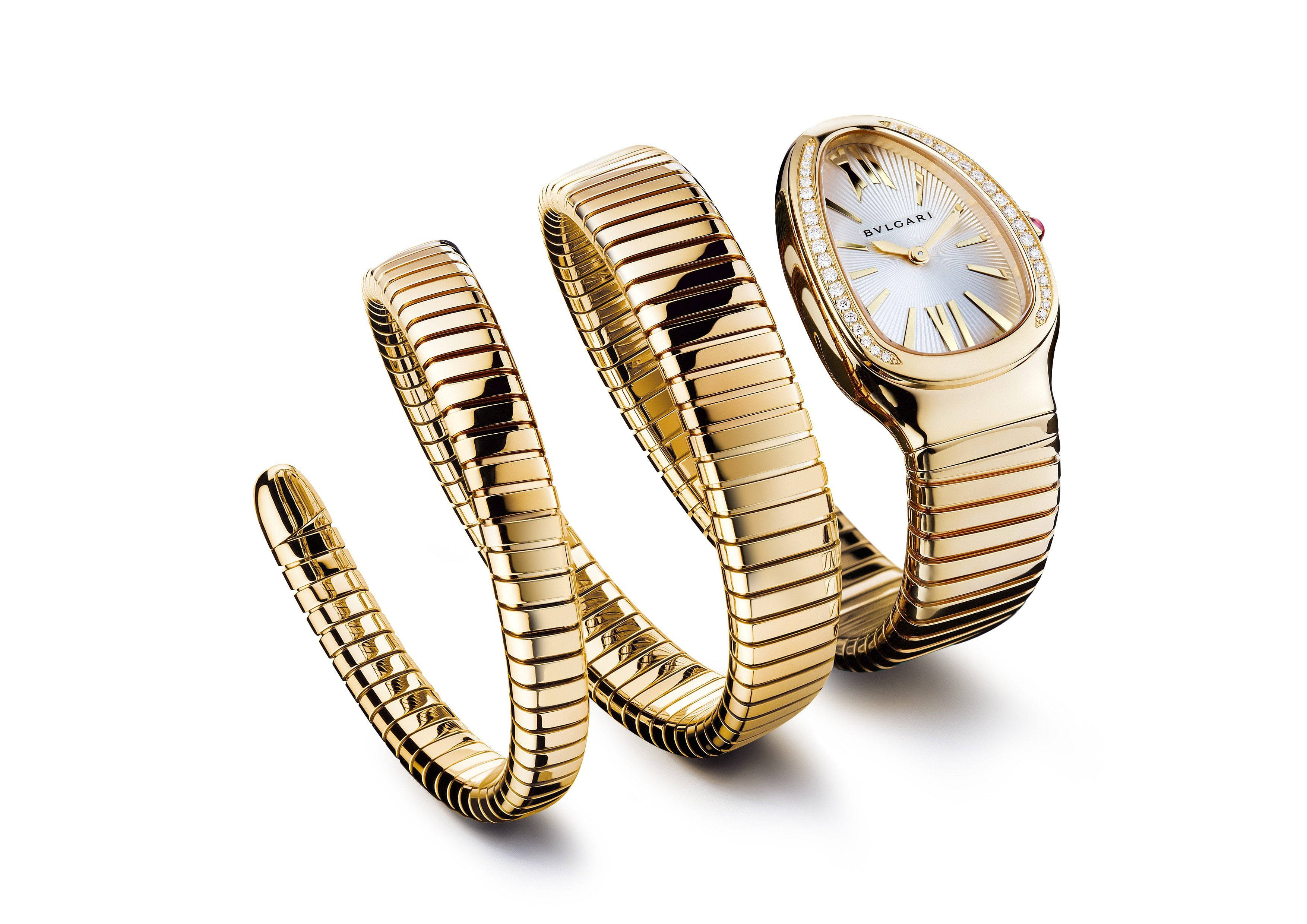 Bvlgari 桌布 壁紙 — 一款奢華的黃金Bvlgari Serpenti手錶，鑲有鑽石錶圈和帶棱紋的蛇形線圈手鐲，優雅地纏繞在純白背景上。