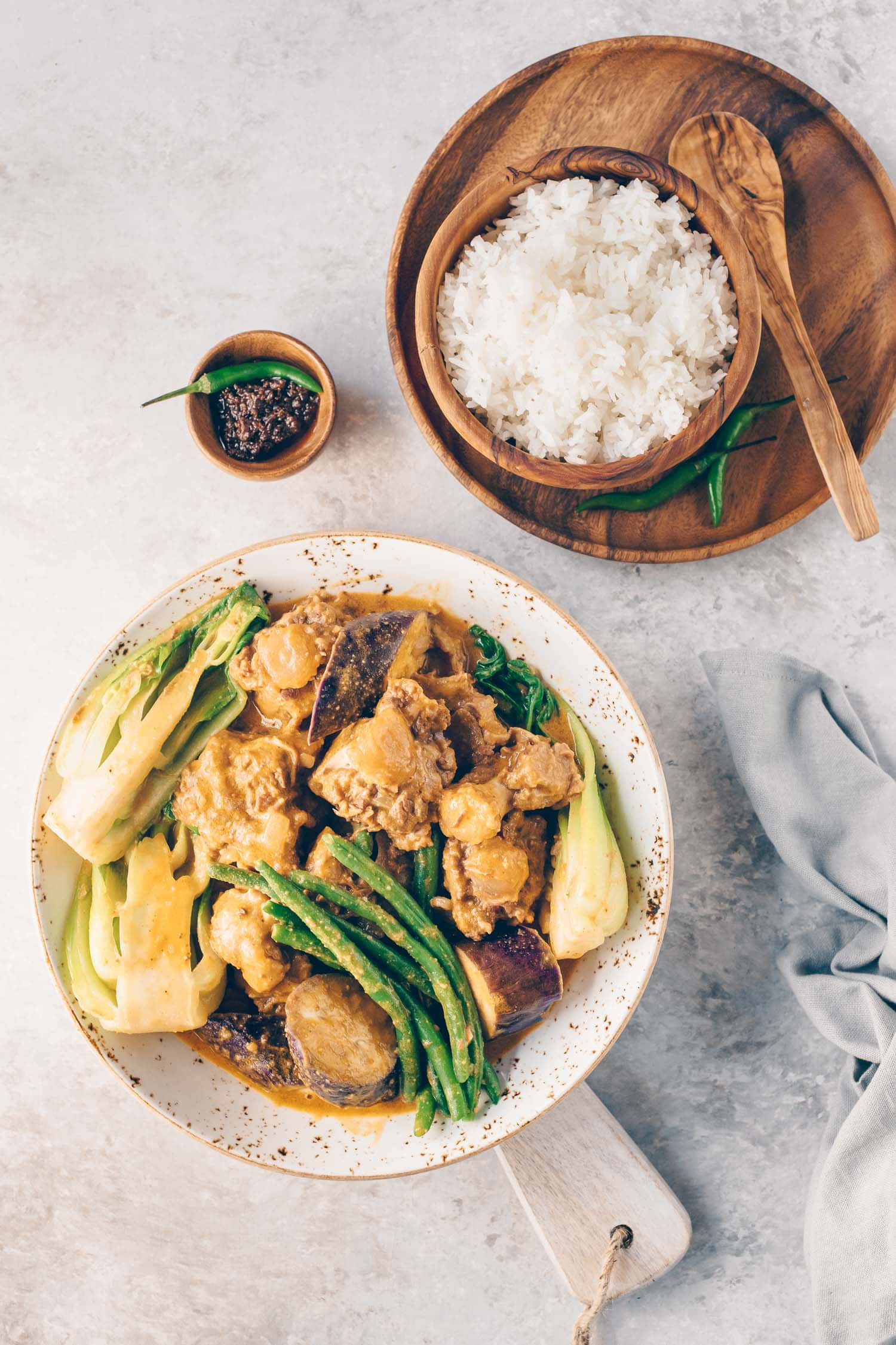 meat 桌布 壁紙 — 一款奶油雞肉青豆咖哩，盛載於斑點鍋中，搭配木碗白飯和辣椒醬。