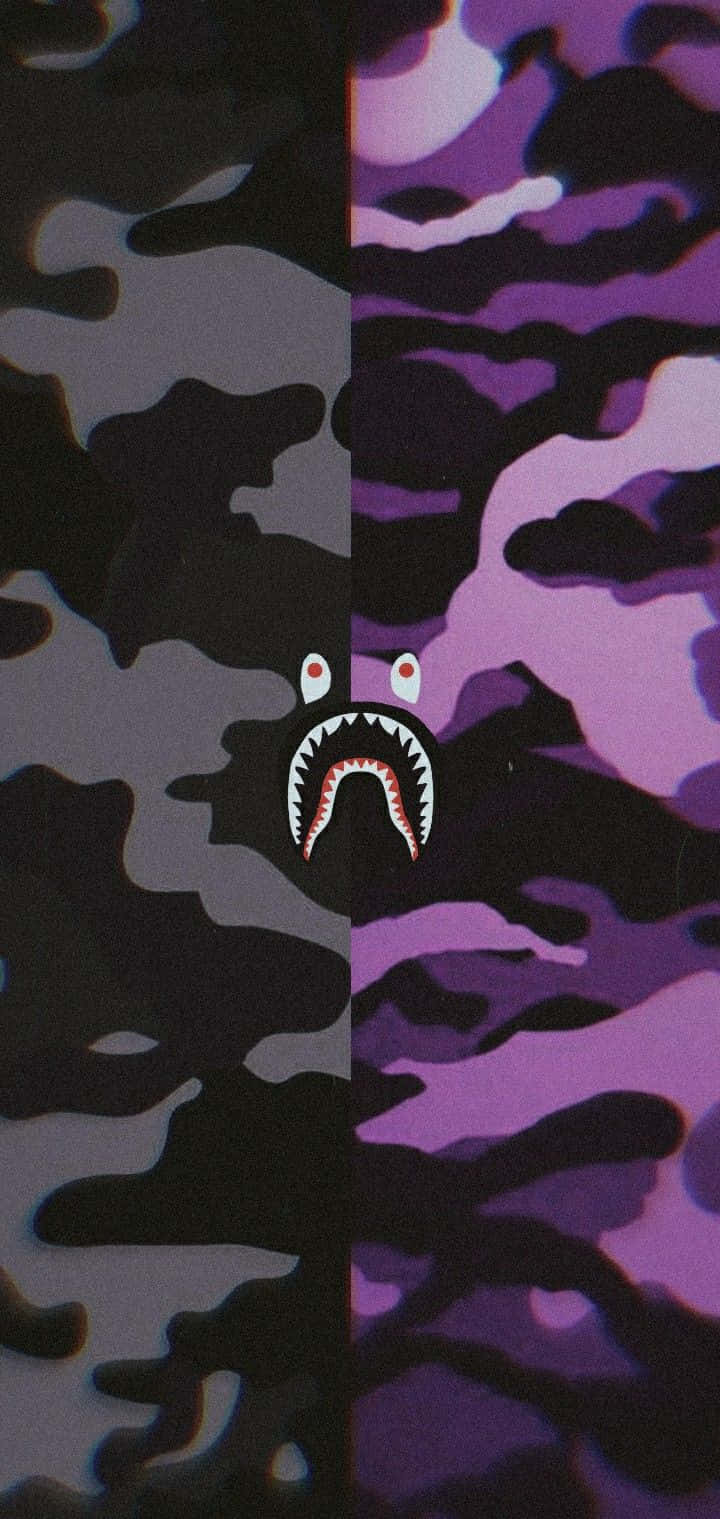 Bape iPhone 桌布 壁紙 — 一款左右分屏的迷彩桌布，左側為黑色和灰色，右側為紫色，中央有一個紅色眼睛的鯊魚嘴標誌。