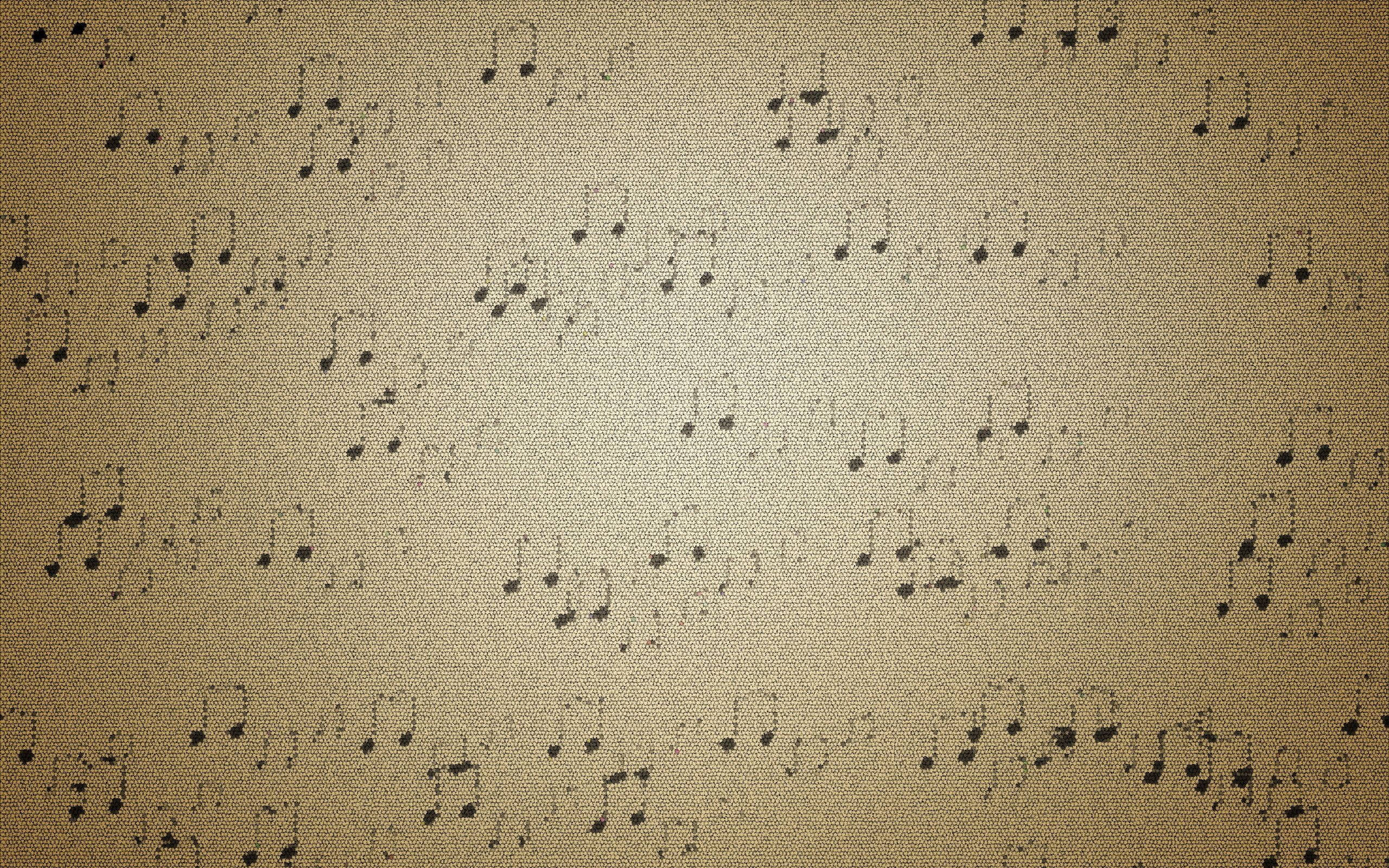 Music Notes 桌布 壁紙 — 一款帶有紋理的米色布料壁紙，點綴著散落的黑色音符，呈現復古美學。
