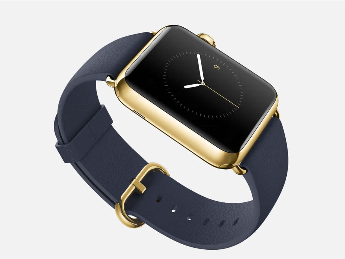 Apple Watch 動態 桌布 壁紙 — 一款帶有金色外殼和海軍藍皮革錶帶的豪華智慧手錶，在乾淨的白色背景上顯示簡約的類比時鐘面。