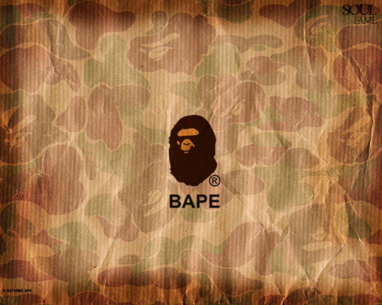 Bape 動態 桌布 壁紙 — 一款復古紋理迷彩壁紙，中央有BAPE猿人頭標誌，下方有「BAPE」文字。