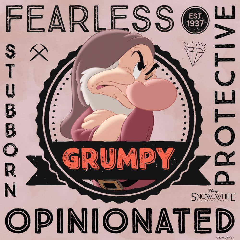 白雪公主 桌布 壁紙 — 一款復古風格插圖徽章， featuring 白雪公主中的 Grumpy，以粗體文字突出他無畏、固執、保護性和有主見的特質。