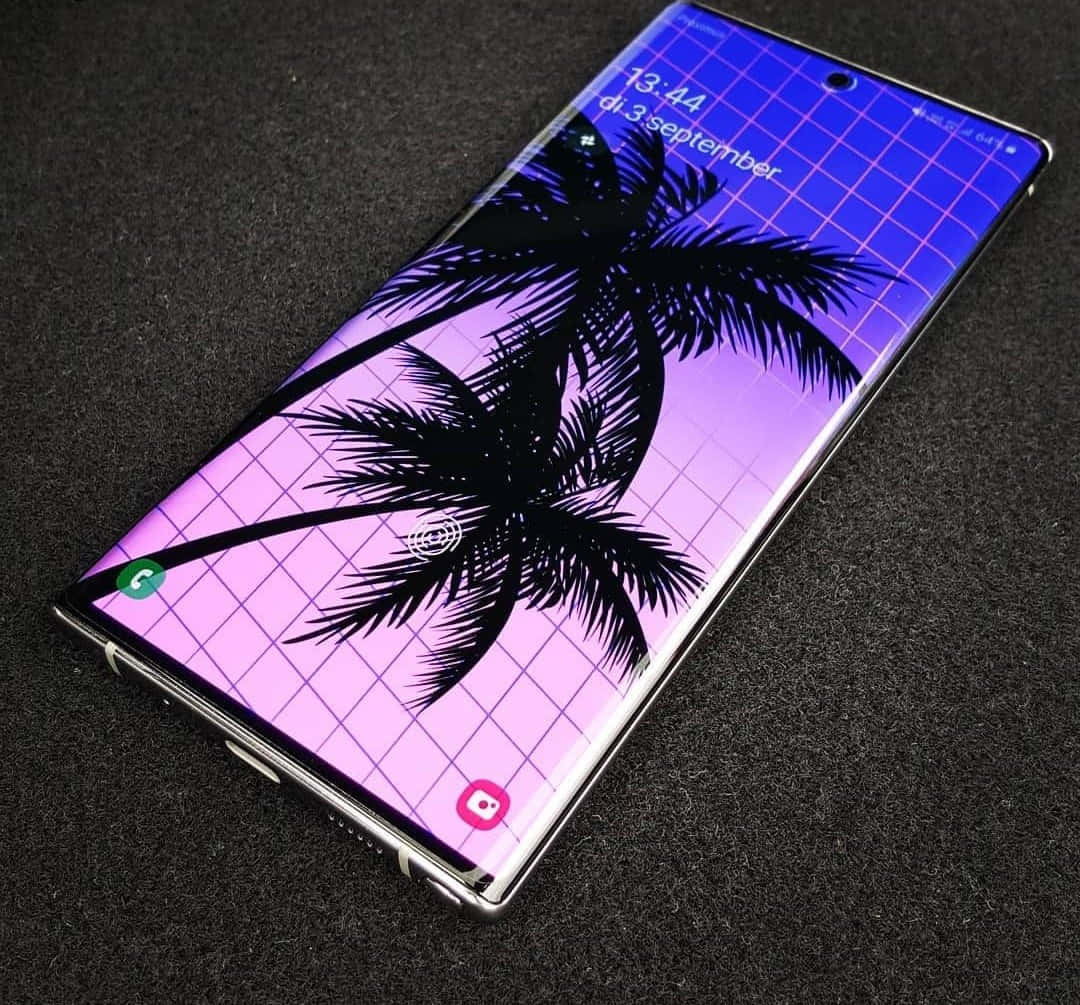 Note 10 桌布 壁紙 — 一款時尚智慧型手機顯示充滿活力的紫色網格桌布，黑色棕櫚樹剪影映襯在深色紋理表面上。
