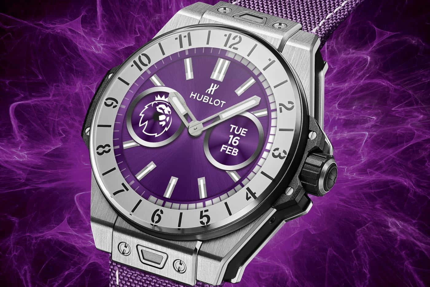 Purple Watch 桌布 壁紙 — 一款時尚的Hublot手錶，紫色錶面和皇冠標誌在旋轉的紫色煙霧背景下閃耀。
