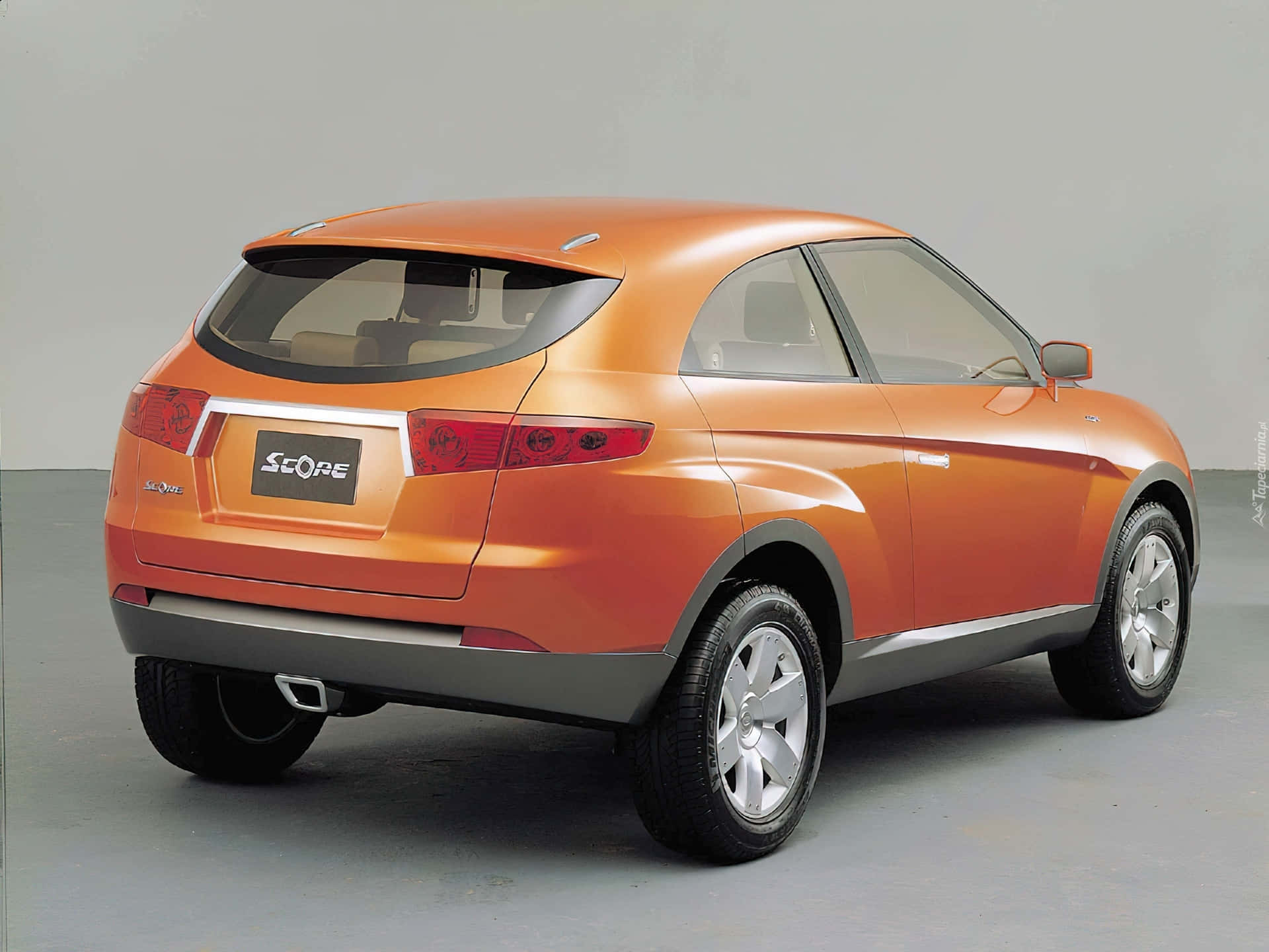 Daewoo 桌布 壁紙 — 一款時尚的橙色概念SUV，帶有銀色飾邊和現代尾燈，在工作室環境中展示。