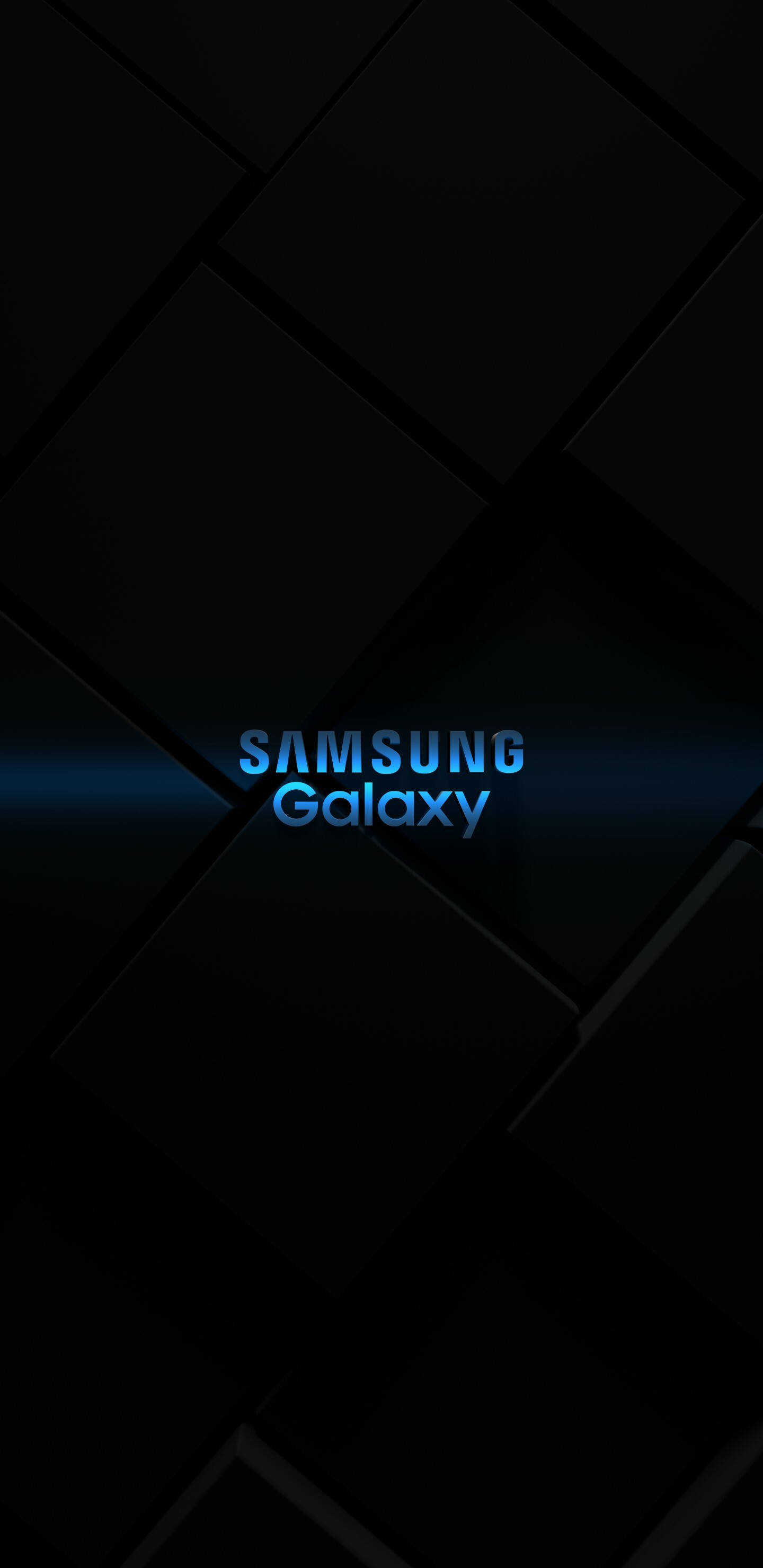 三星 桌布 壁紙 — 一款時尚的深色幾何桌布，中央帶有發光的藍色Samsung Galaxy標誌，背景為黑色瓷磚。