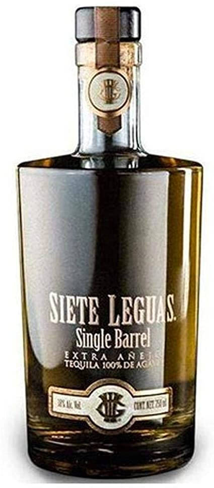 高清 桌布 壁紙 — 一款時尚的琥珀色玻璃瓶裝Siete Leguas Single Barrel Extra Añejo龍舌蘭酒，帶有金色和白色標籤，背景為潔淨的白色。