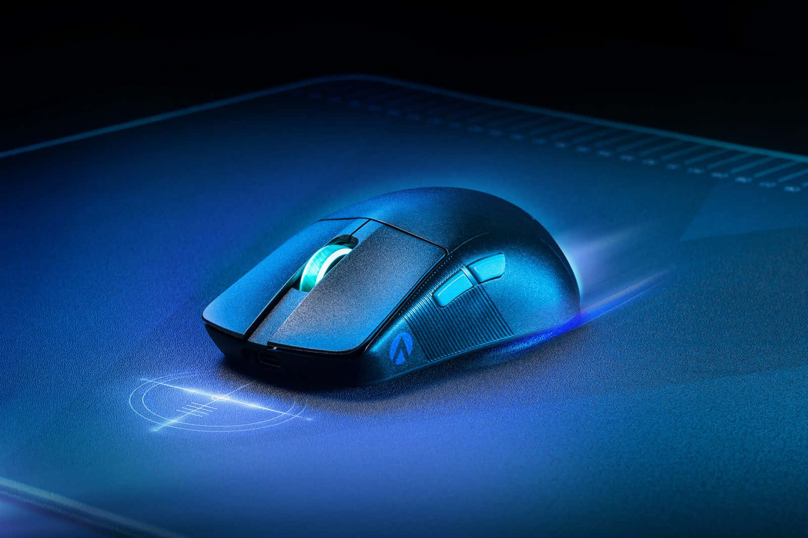 Gaming Mouse 桌布 壁紙 — 一款時尚的遊戲滑鼠帶有發光的藍色裝飾，放置在相配的滑鼠墊上，在戲劇性的工作室燈光下。