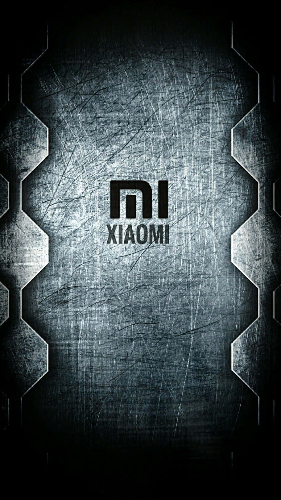 Xiaomi 桌布 壁紙 — 一款時尚的金屬壁紙，帶有刮痕的銀色表面和六邊形邊框，並以粗體黑色顯示小米標誌。