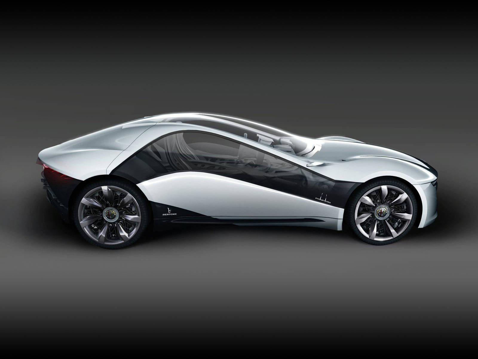 alfa romeo iPhone 桌布 壁紙 — 一款時尚的銀黑色未來主義跑車，配備弧形玻璃車頂和發光車輪，在深色漸變工作室背景前展示。