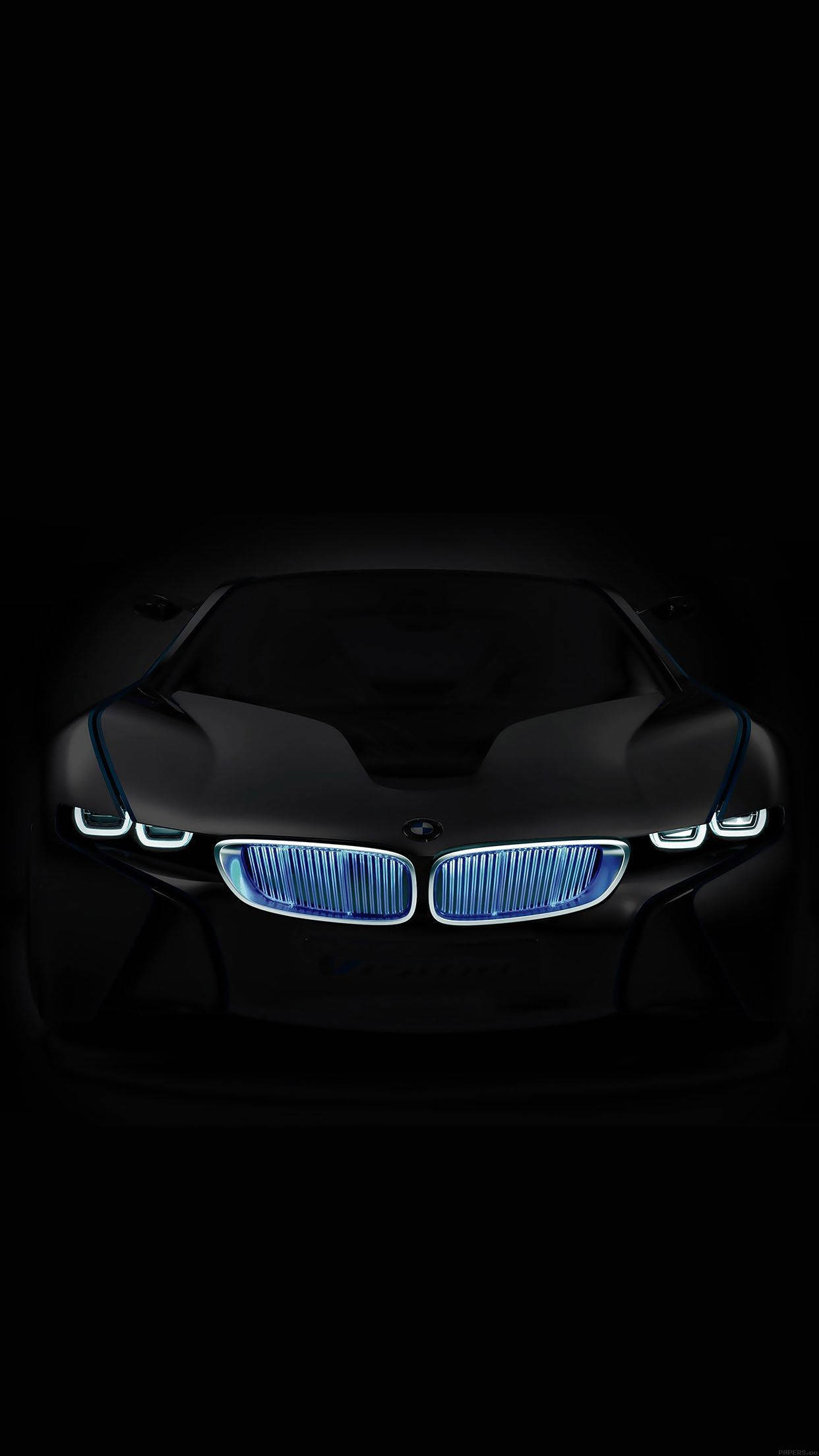 X 桌布 壁紙 — 一款時尚的黑色BMW i8概念車，在漆黑的背景下散發出充滿活力的藍色頭燈和格柵光芒。