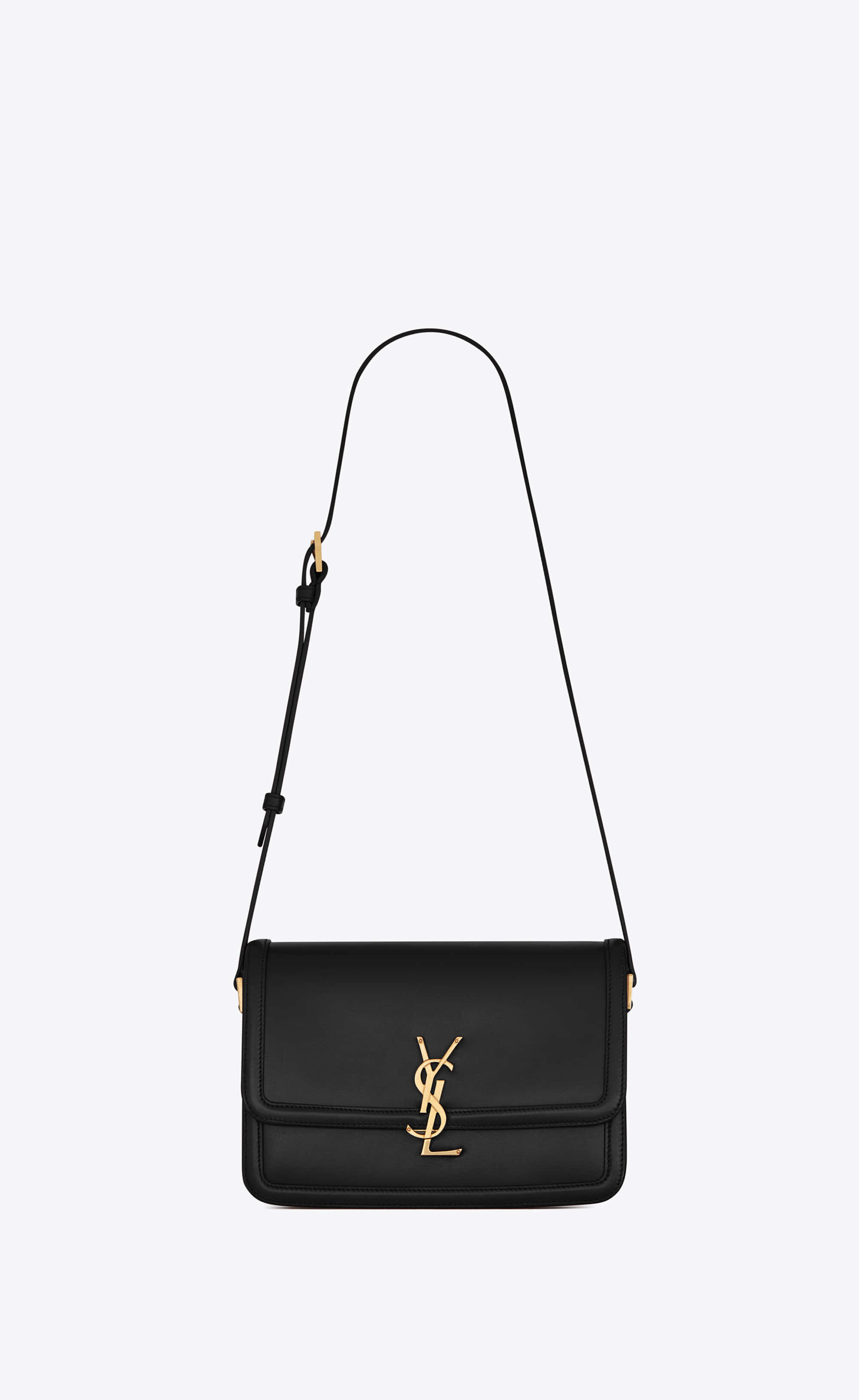 YSL 桌布 壁紙 — 一款時尚的黑色YSL手提包，配有金色五金件和可調節肩帶，背景為純白色。