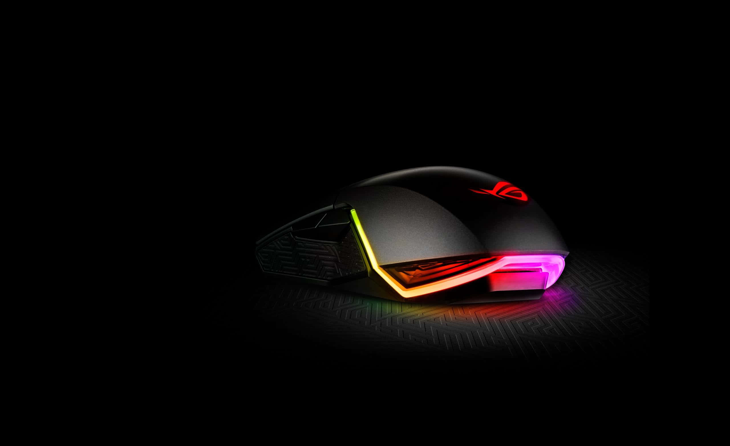 Gaming Mouse 桌布 壁紙 — 一款時尚的黑色遊戲滑鼠，帶有鮮豔的彩虹RGB燈光，在深色紋理表面上發光。